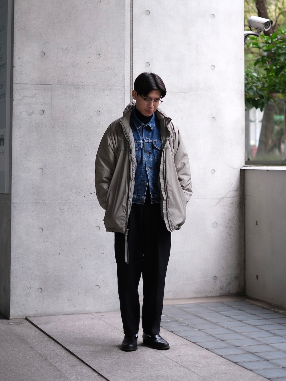 「カジュアルコーデ、シンプルスタイル、冬のコーデ、シンプル、おしゃれさんと繋がりたい、大人カジュアル、ootd、ootdtw、ECWCS、ecwcs level7、Levi's、HEUGN、古着、古着MIX、level7」｜「Levi'sの【ヴィンテージ古着】90's Levi's/リーバイス 70506-0216 デニムジャケット USA製（デニムジャケット、ブルー系）」を使った、Kさん（メンズ・174cm）の冬コーディネートの1枚目の写真