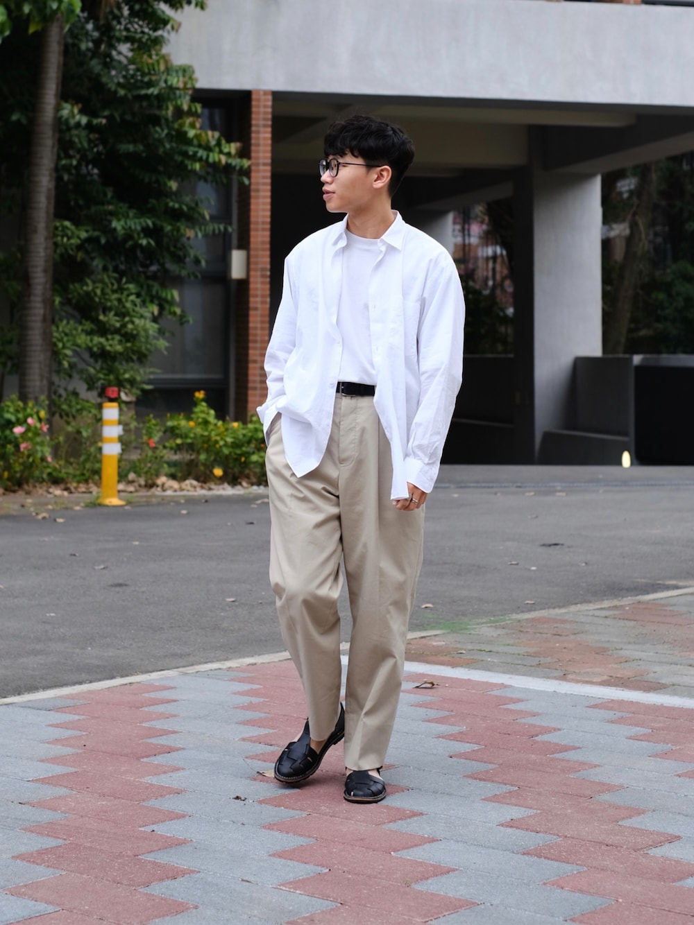 「春のおしゃ見えテクニック、カジュアルコーデ、春コーデ、メンズファッション、おしゃれさんと繋がりたい、休日コーデ、今日のコーデ、ootd、UNIQLO、COMOLI、COMOLIシャツ、コモリ、MAATEE&SONS、ootdtw、cleanfit」｜「UNIQLOのエアリズムコットンオーバーサイズTシャツ（5分袖）（Tシャツ/カットソー、ホワイト系）」を使った、Kさん（メンズ・174cm）の春コーディネートの1枚目の写真