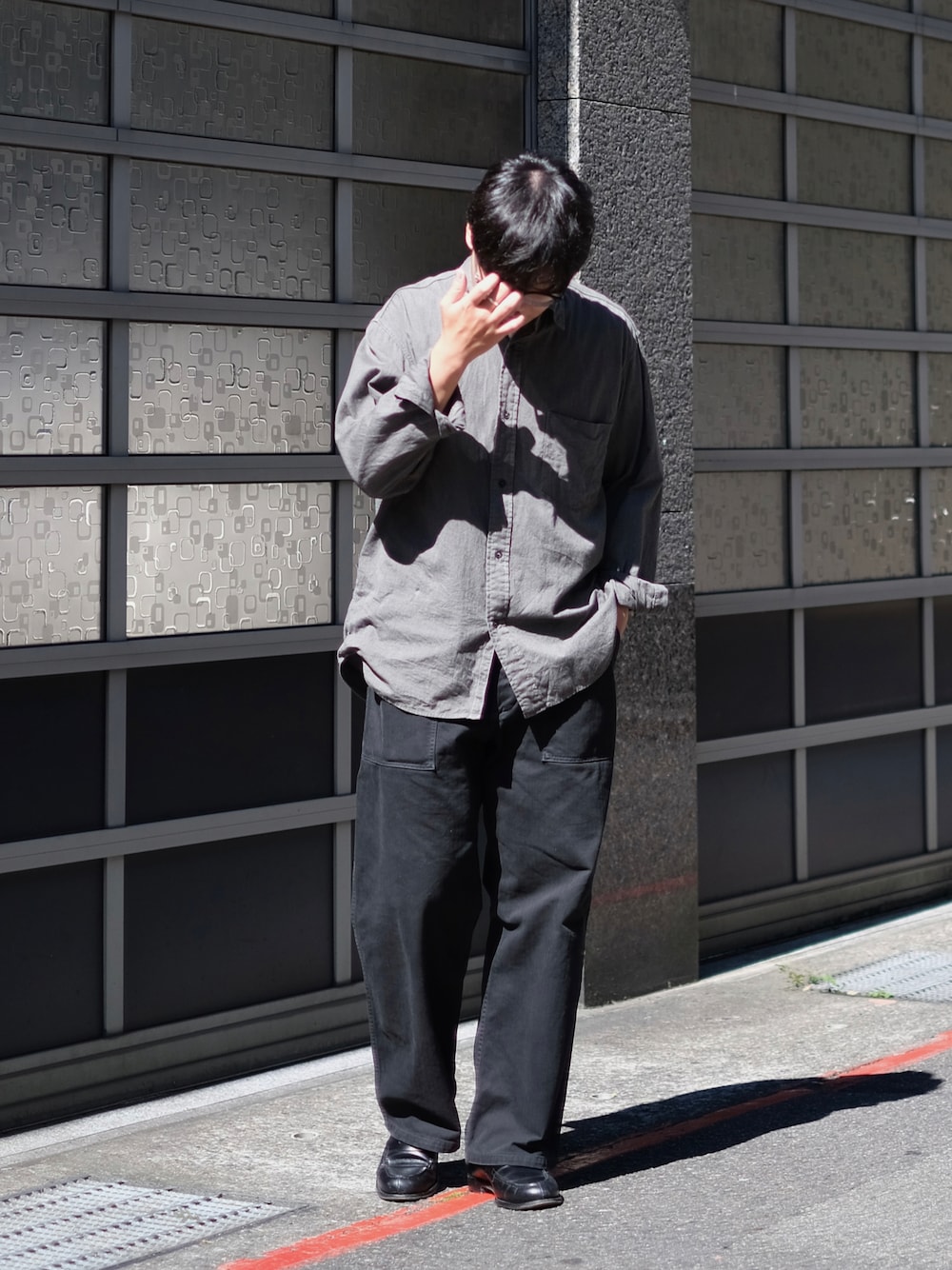 ブラック系のパンツ、ブラック系のローファー、グレー系のシャツ/ブラウスを着用したメンズの秋コーディネートの1枚目の写真