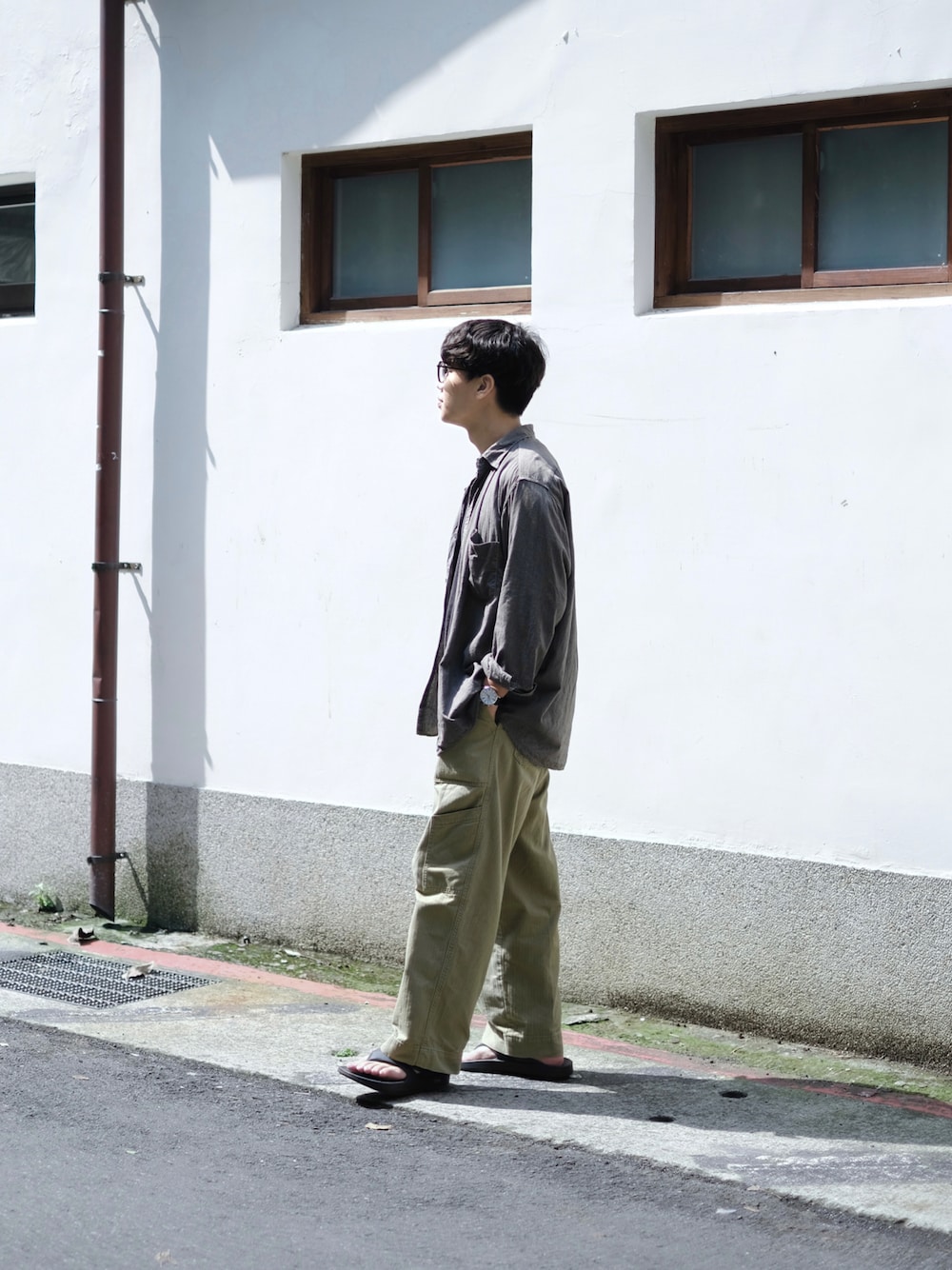 グリーン系のその他パンツ、グレー系のシャツ/ブラウス、ブラック系のサンダルを着用したメンズの春コーディネートの1枚目の写真