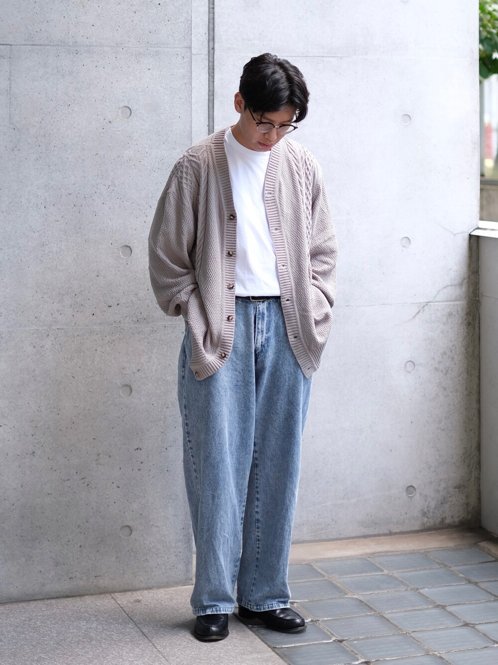 「秋冬コーデ、大人カジュアル、おしゃれさんと繋がりたい、ファッションを楽しもう、休日コーデ、ootd、ootdtw、冬アウター、シンプルコーデ、シンプル、ローファー、ニット、UNIQLOU、デニムパンツ、デニム」｜「Air Tokyoのバギー デニムパンツ <セレクトアイテム>（デニムパンツ、ブルー系）」を使った、Kさん（メンズ・174cm）の秋コーディネートの1枚目の写真