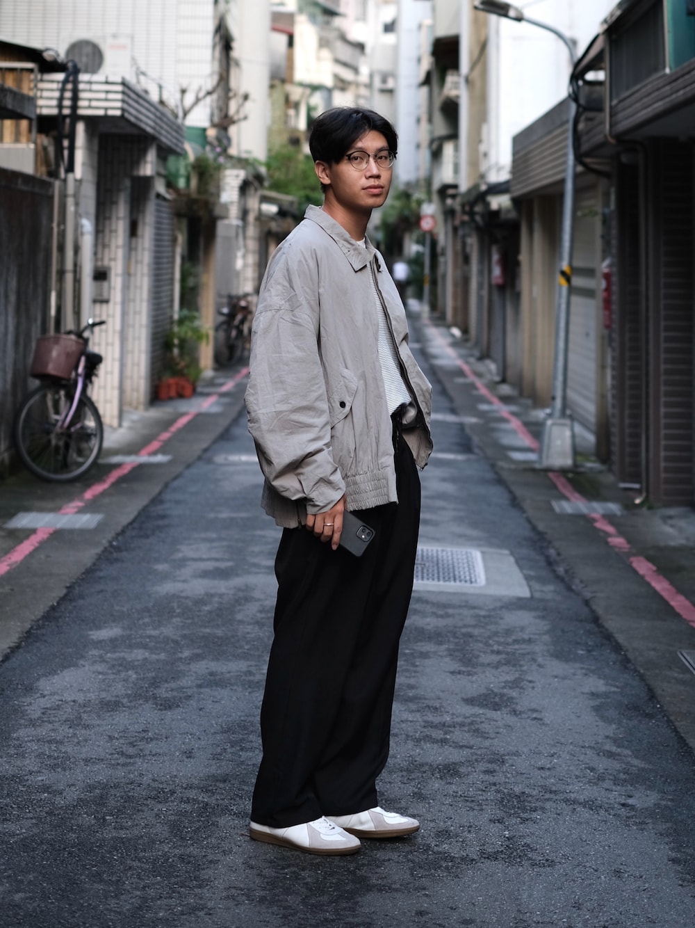 「ootd、今日のコーデ、秋コーデ、秋のコーデ、GERMAN TRAINER、カジュアルコーデ、シンプルスタイル、おしゃれさんと繋がりたい、POLYPLOID、ootdtw、cleanfit、休日スタイル、Tシャツ、シンプルコーデ、シンプル」｜「JUNREDのライトスルーワイドストレートパンツ（スラックス、ブラック系）」を使った、Kさん（メンズ・174cm）の秋コーディネートの1枚目の写真
