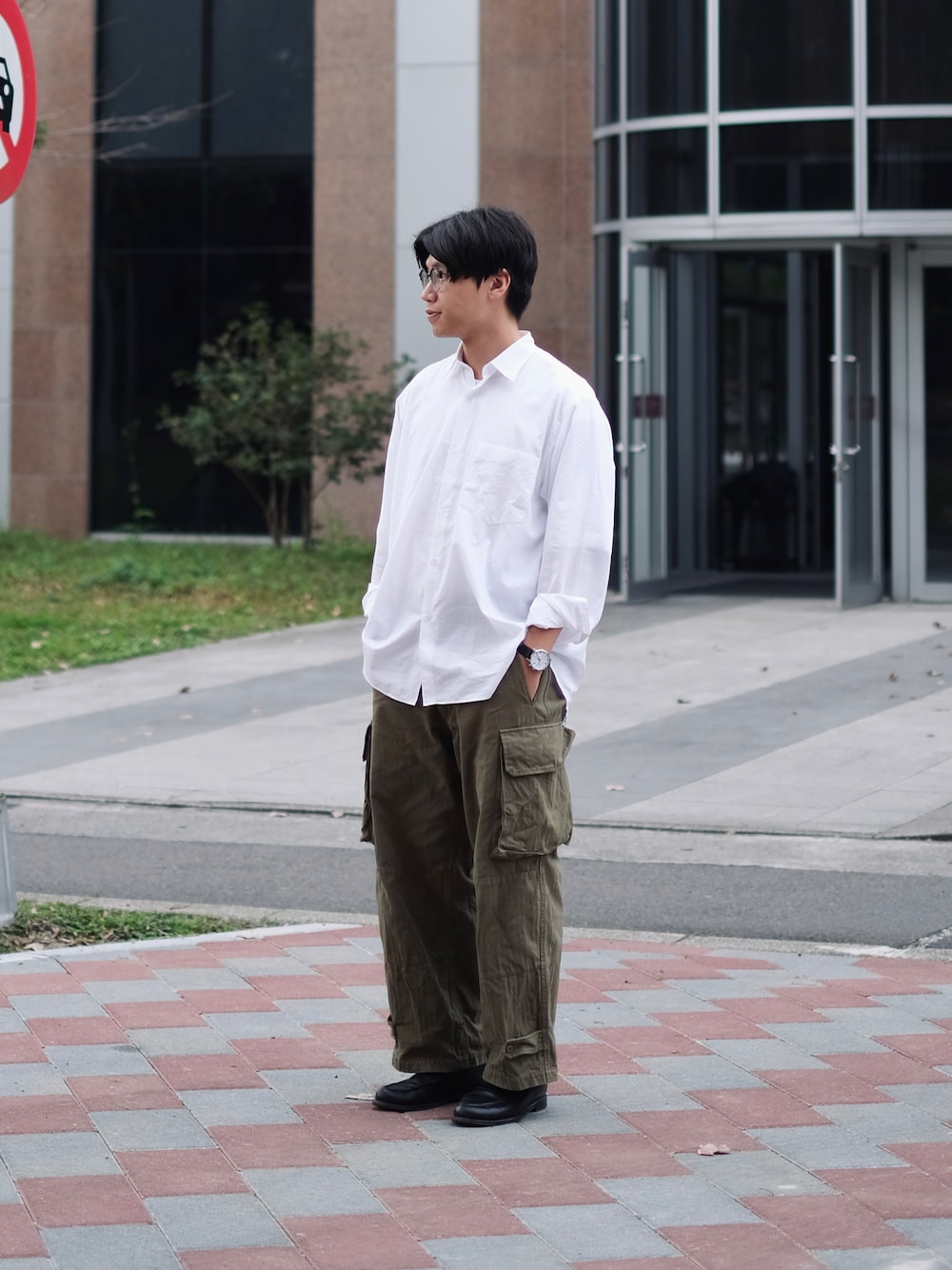 「メンズコーデ、カジュアルコーデ、おしゃれさんと繋がりたい、ootd、大人カジュアル、きれいめカジュアル、COMOLIシャツ、COMOLI、m47、カーゴパンツ、ootdtw、cleanfit、冬コーデ、シンプルコーデ、シンプル」｜「COMOLIのアイテム（シャツ/ブラウス、ホワイト系）」を使った、Kさん（メンズ・174cm）の冬コーディネートの1枚目の写真