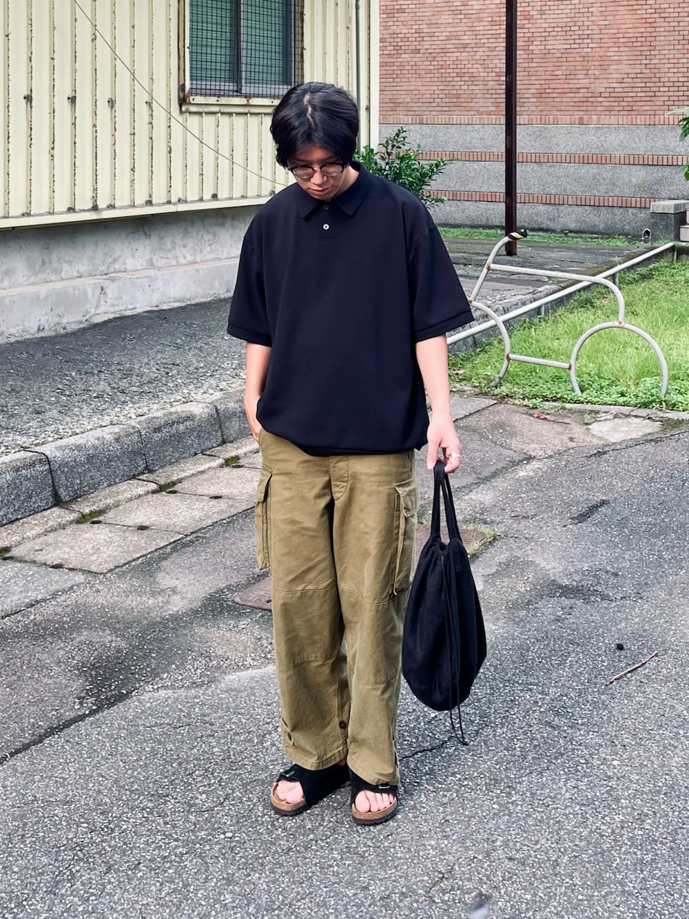 「ootd、今日のコーデ、休日スタイル、シンプル、シンプルコーデ、ブラック、カーゴパンツ、夏コーデ、ポロシャツ、ootdtw、cleanfit、sumari、ERA.、サンダル、m47」｜「ERAのERA. for twelve / Linen Helmet Bag (Black) / ¥12,100（バッグ、ブラック系）」を使った、Kさん（メンズ・174cm）の夏コーディネートの1枚目の写真
