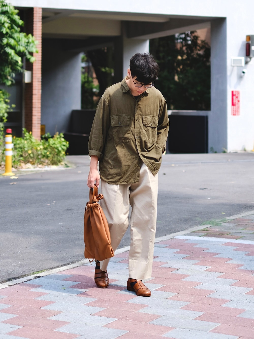 「大人カジュアル、休日スタイル、メンズファッション、春服、春コーデ、シンプル、サンダル、グルカサンダル、COMOLI、コモリ、MAATEE&SONS、niceness、F.lli Giacometti、ootd、ootdtw」｜「COMOLIの＜COMOLI（コモリ）＞ CPO シャツ■■■（シャツ/ブラウス、グリーン系）」を使った、Kさん（メンズ・174cm）の春コーディネートの1枚目の写真