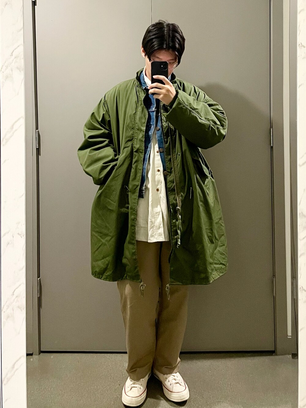 「ootd、休日コーデ、今日のコーデ、冬コーデ、古着、古着MIX、シンプルコーデ、converse、CT70s、M65、m65パーカー、パーカー、Levi's」｜「usedのアイテム（シャツ/ブラウス、ベージュ系）」を使った、Kさん（メンズ・174cm）の冬コーディネートの1枚目の写真