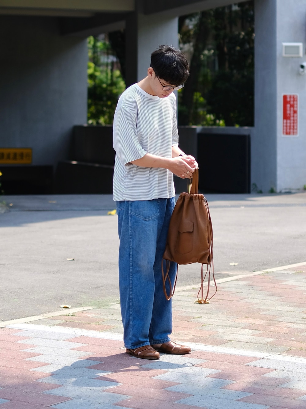 「シンプルスタイル、きれいめカジュアル、ブラウン、Tシャツ、夏コーデ、ootdtw、ootd、POLYPLOID、MAATEE&SONS、カーゴパンツ、niceness、淡色コーデ、今日のコーデ、今日の服」｜「POLYPLOIDのPOLYPLOID / T Shirt #B (White × Black) / size(1) / ¥18,700（Tシャツ/カットソー、ホワイト系）」を使った、Kさん（メンズ・174cm）の秋コーディネートの1枚目の写真