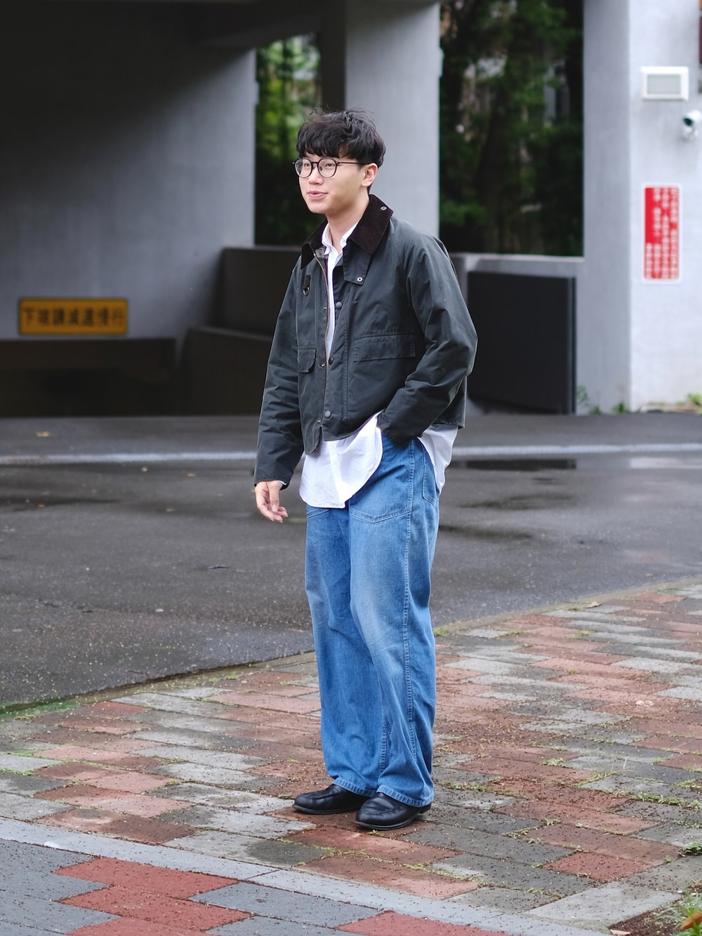 「春コーデ、今日のコーデ、お洒落さんとつながりたい、メンズファッション、ファッションを楽しもう、ootd、ootdtw、大人カジュアル、COMOLI、COMOLIシャツ、barbourspey、MAATEE&SONS、デニムパンツ、コモリ、デニム」｜「BarbourのBarbour / SPEY ショートブルゾン（ブルゾン、グリーン系）」を使った、Kさん（メンズ・174cm）の春コーディネートの1枚目の写真