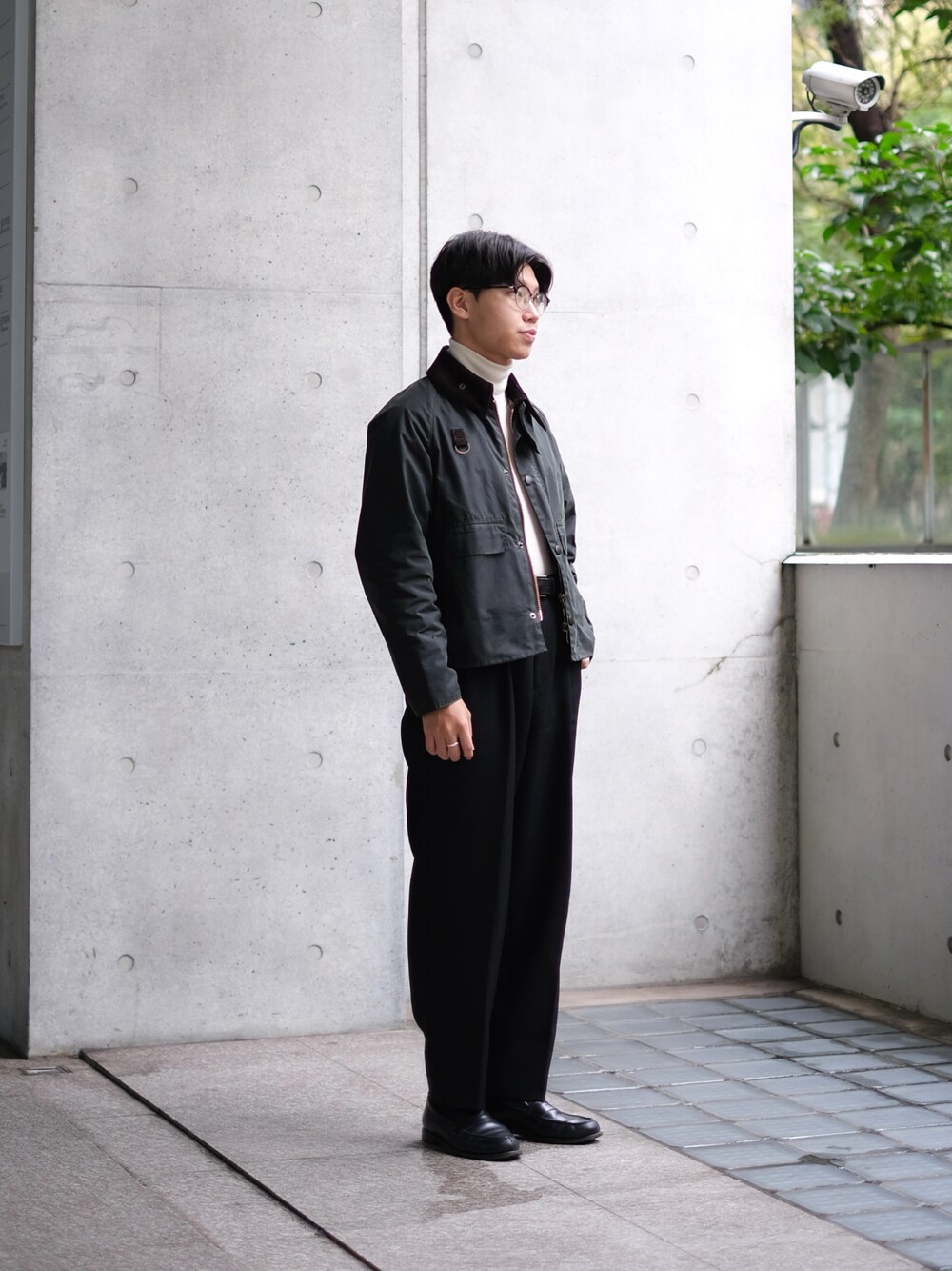 「お洒落さんとつながりたい、冬コーデ、休日コーデ、シンプル、ジャケット、ootd、ootdtw、HEUGN、speyjacket、大人カジュアル、今日のコーデ、cleanfit、シンプルコーデ、turtle neck、ローファー」｜「BarbourのBarbour / SPEY ショートブルゾン（ブルゾン、グリーン系）」を使った、Kさん（メンズ・174cm）の冬コーディネートの1枚目の写真