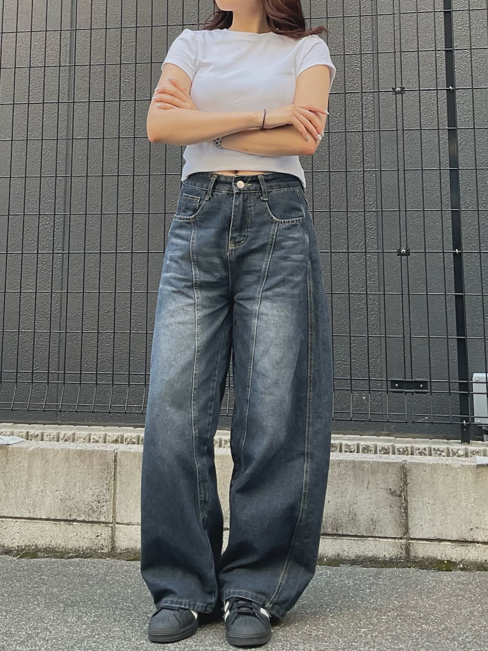 「トレンド、夏コーデ、韓国ファッション、夏服コーデ、おでかけコーデ、シンプルスタイル、デニムパンツ、デニム、オトナカワイイ、骨格ストレート」｜「kirakiraShopのバック ロゴ 刺繍 デニム パンツ（デニムパンツ、ブルー系）」を使った、kirakiraShopさん（骨格ストレート・レディース・160cm）の夏コーディネートの1枚目の写真