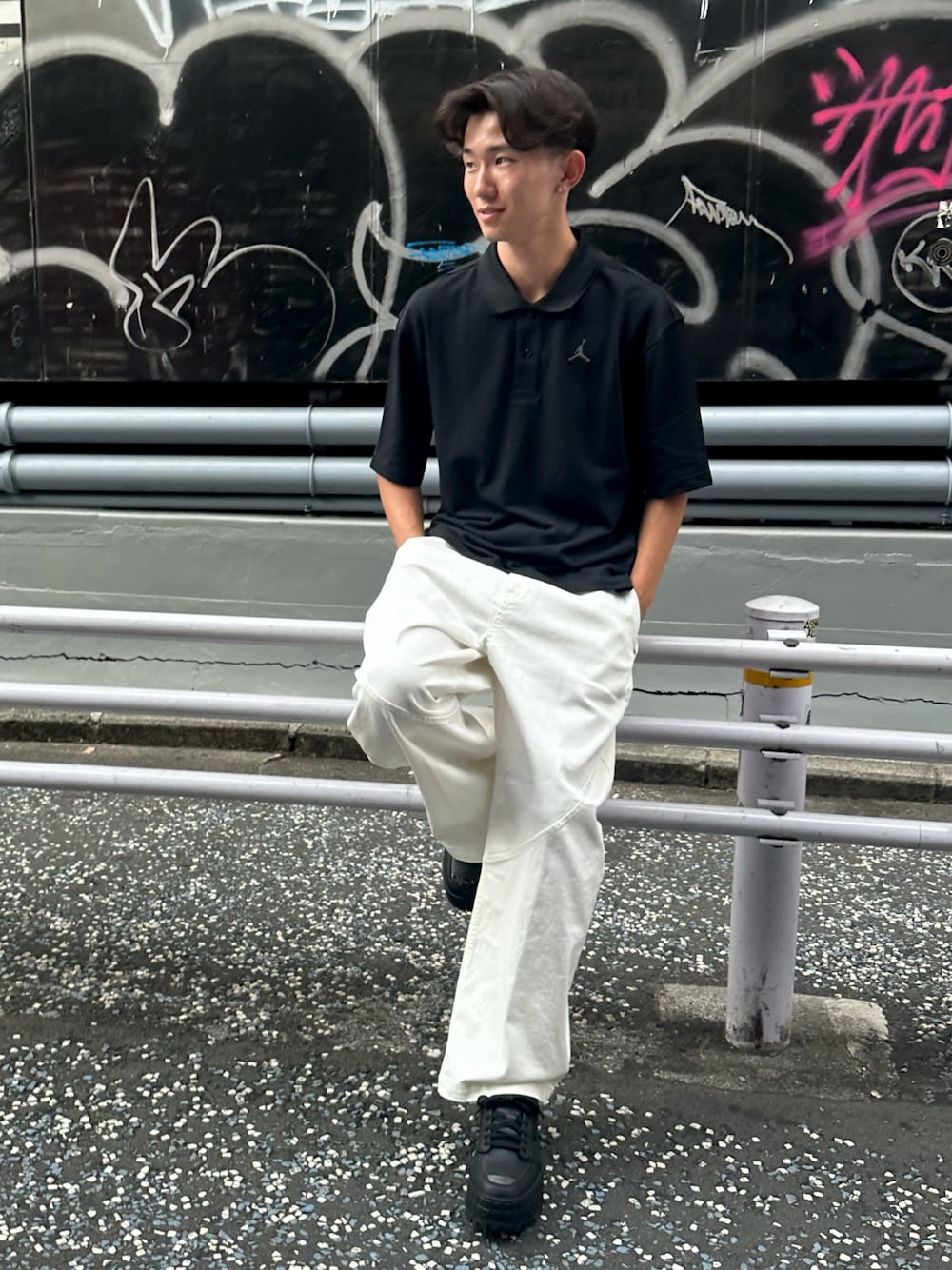 「レザー、厚底シューズ、メンズファッション、ナイキ、ナイキスニーカー、パンツスタイル、ホワイトパンツ、Jordan、ジョーダン、NIKE、秋のコーデ、高身長コーデ、秋、ポロシャツ、デニム」｜「JORDAN BRANDのジョーダン ブルックリン メンズポロ / Jordan Brooklyn Men's Polo IB1041-010 Black（ポロシャツ、ブラック系）」を使った、Nike Yokohama Vivreさん（メンズ・178cm）の夏コーディネートの1枚目の写真