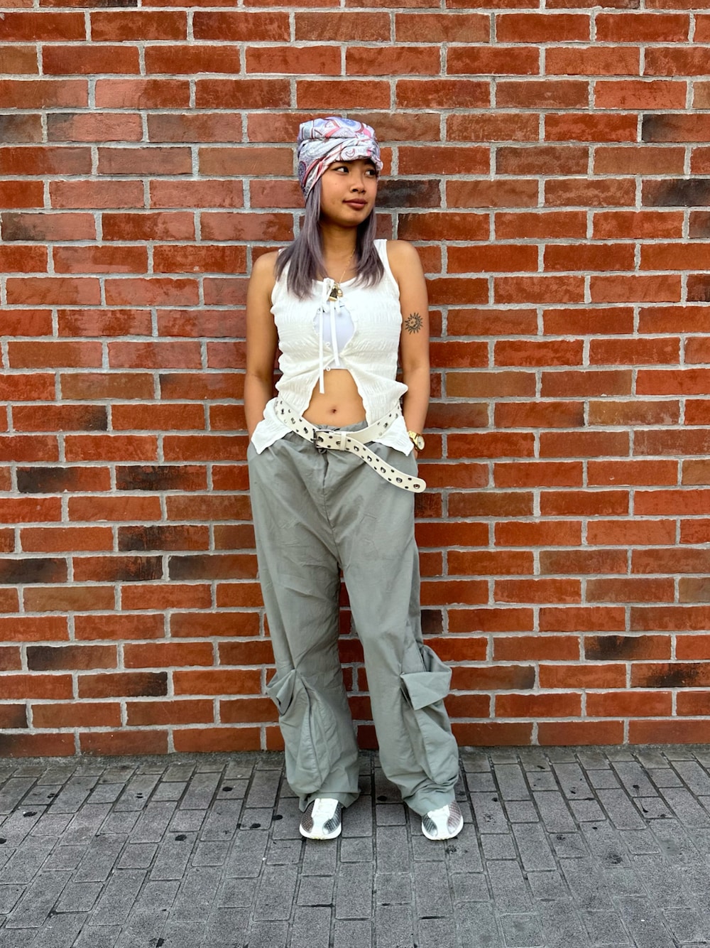 「フェススタイル、海外系ファッション、バンダナ、NIKE、nike、NIKEスニーカー、NIKESuperfly、カーゴパンツ、甘辛mix、シルバーシューズ、メタリックシューズ、ベルト、夏コーデ、甘辛コーデ」｜「NIKEの【NIKE/ナイキ】 ウィメンズ スウッシュ MED SPT ブラ（ブラジャー、ホワイト系）」を使った、Nike Yokohama Vivreさん（レディース・158cm）の夏コーディネートの1枚目の写真