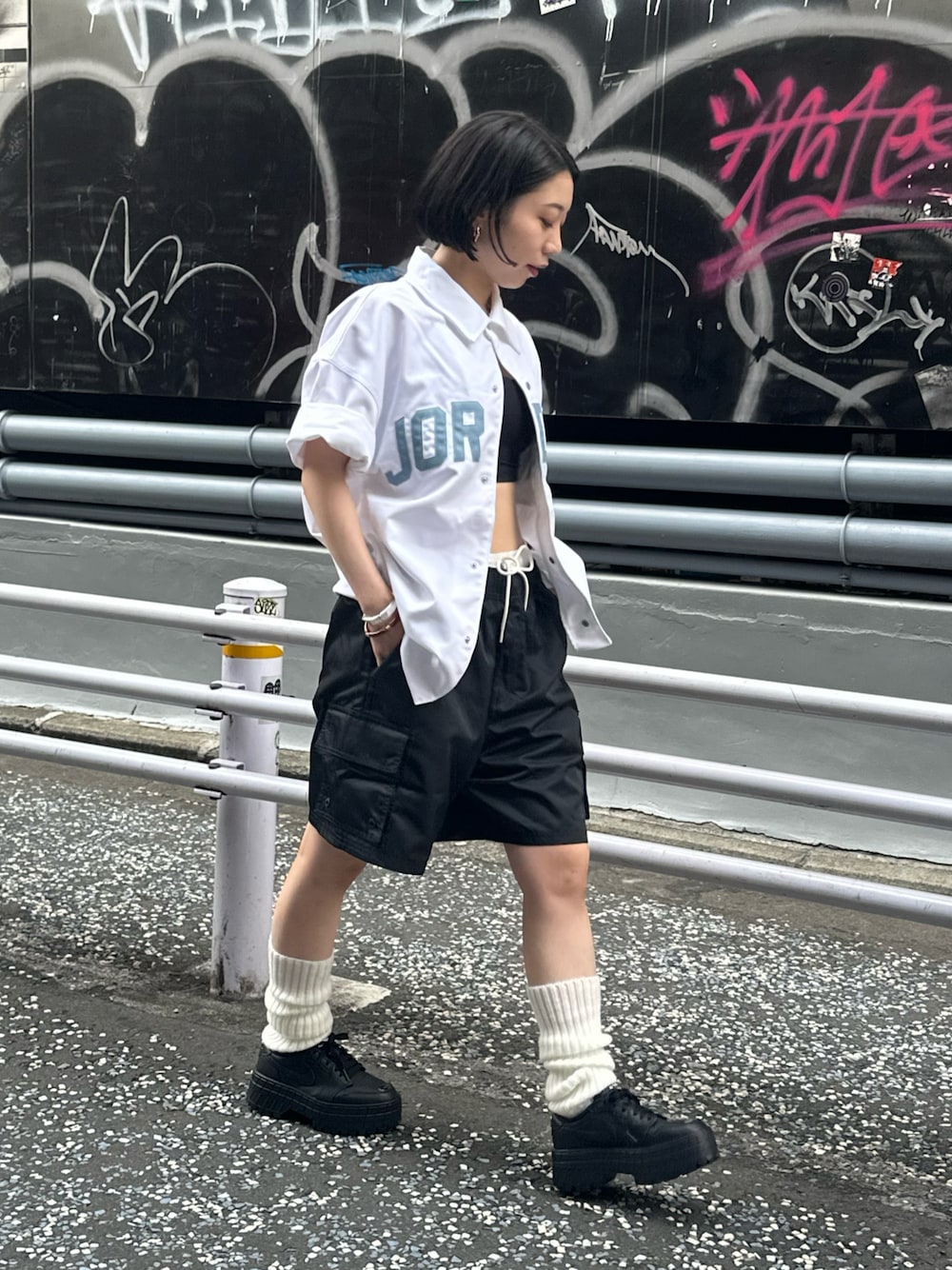 「カーゴパンツ、NIKE、ナイキ、Jordan、ジョーダン、ナイキスニーカー、ルーズソックス、秋のコーデ、モノトーンコーデ、レザー、厚底シューズ、ハーフパンツ」｜「JORDAN BRANDのジョーダン ブルックリン メンズ カーゴ ショートパンツ / Jordan Brooklyn Men's Cargo Shorts HV9683-010 Black（その他パンツ、ブラック系）」を使った、Nike Yokohama Vivreさん（レディース・156cm）の秋コーディネートの1枚目の写真