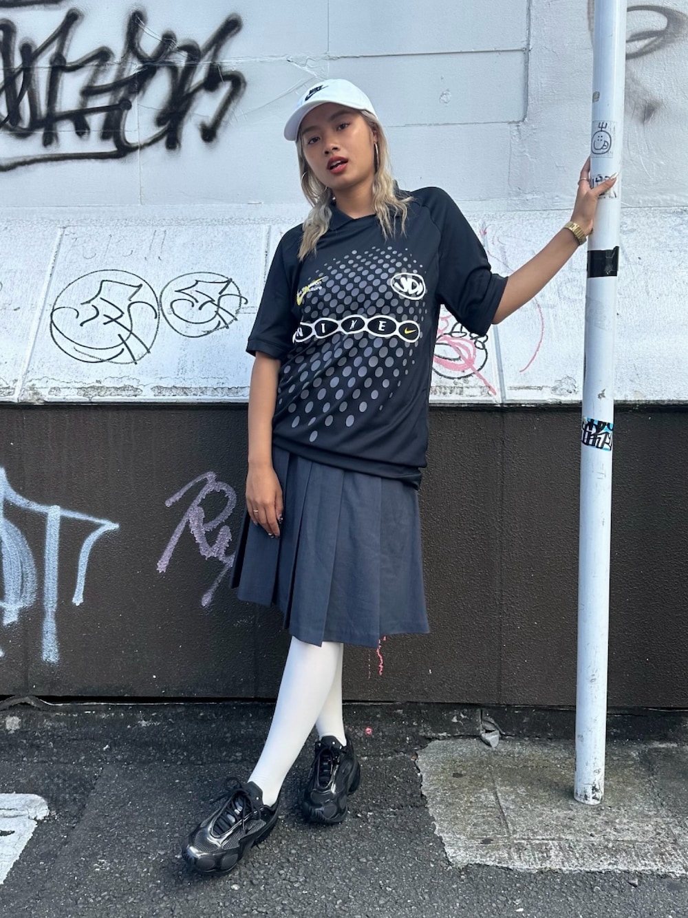「スポーツミックス、NIKE、NIKE AIR MAX、nike、NIKEスニーカー、AIRMAXMUSE、ロゴT、ゲームシャツ、ストリート、プリーツスカート、キャップ、キャップ女子、夏コーデ、白タイツ、ナイキ」｜「NIKEのアイテム（スニーカー、ブラック系）」を使った、Nike Yokohama Vivreさん（レディース・158cm）の夏コーディネートの1枚目の写真