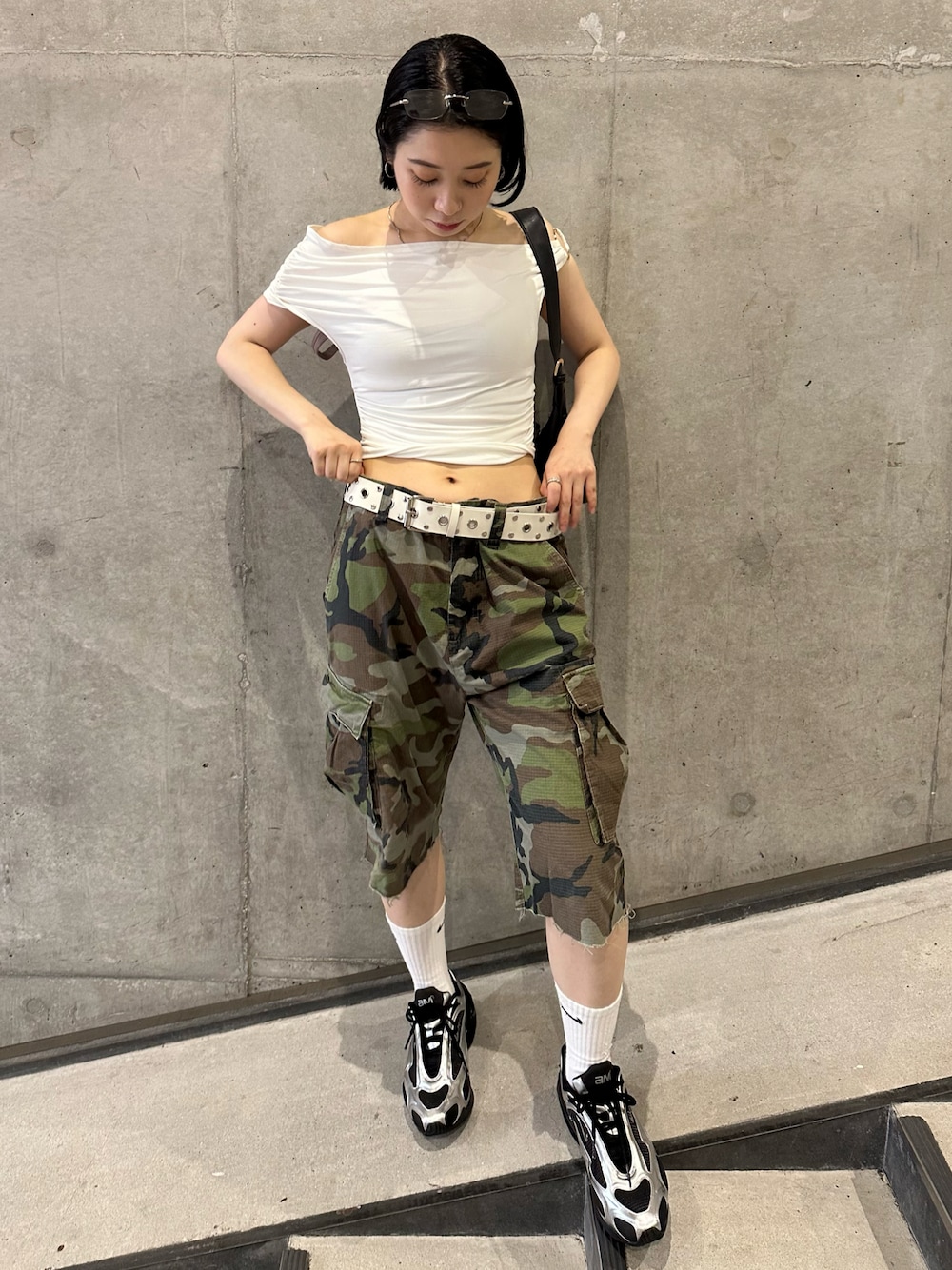 「夏ルックで気分アップ、迷彩パンツ、ハーフパンツ、ボーイッシュ、NIKE、NIKE AIR MAX、AIRMAXMUSE、ハーフパンツコーデ、nike、NIKEスニーカー、NIKEソックス、メンズライク、夏コーデ、夏」｜「NIKEのアイテム（スニーカー、シルバー系）」を使った、Nike Yokohama Vivreさん（レディース・156cm）の夏コーディネートの1枚目の写真