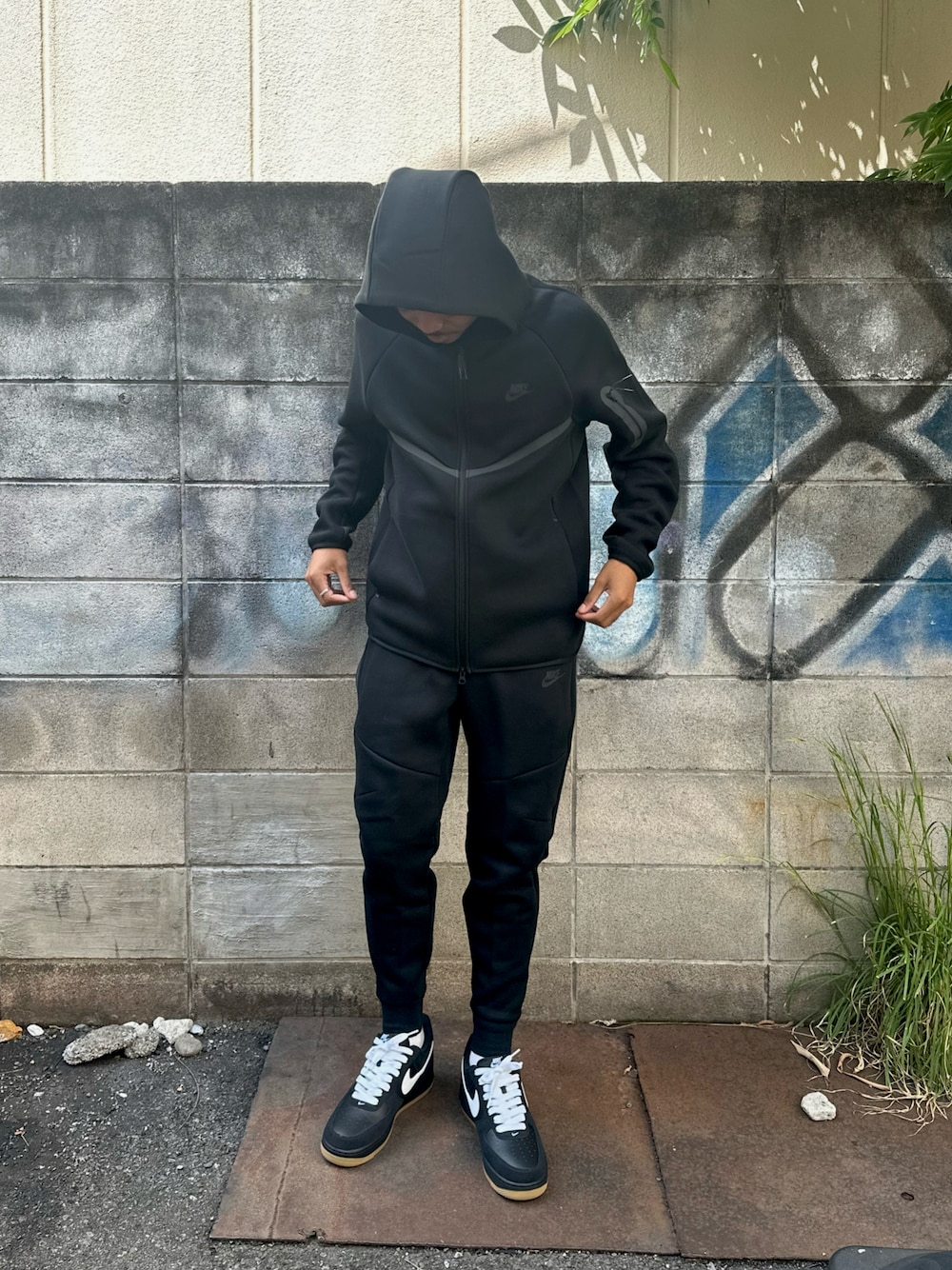 ブラック系のパーカー、ブラック系のその他パンツ、ブラック系のスニーカーを着用したメンズの秋コーディネートの1枚目の写真