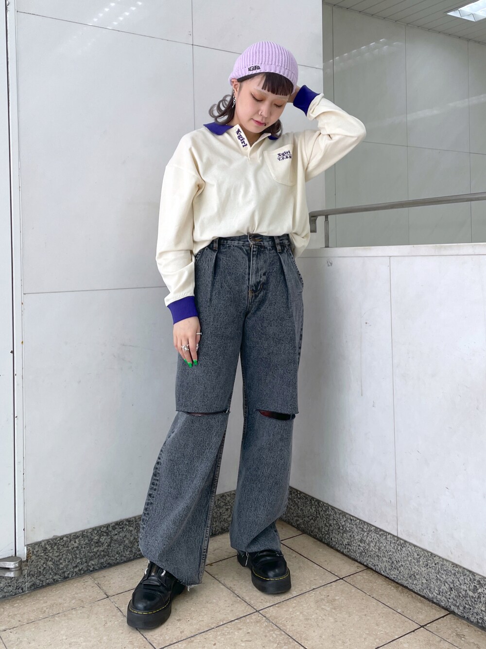 「x-girl、春服みてみて、はるコーデ、ワンポイント、デニム」｜「X-girlのKNEE SLIT WIDE LEG DENIM PANTS（デニムパンツ、ブラック系）」を使った、宮野瑠華さん（レディース・158cm）の春コーディネートの1枚目の写真