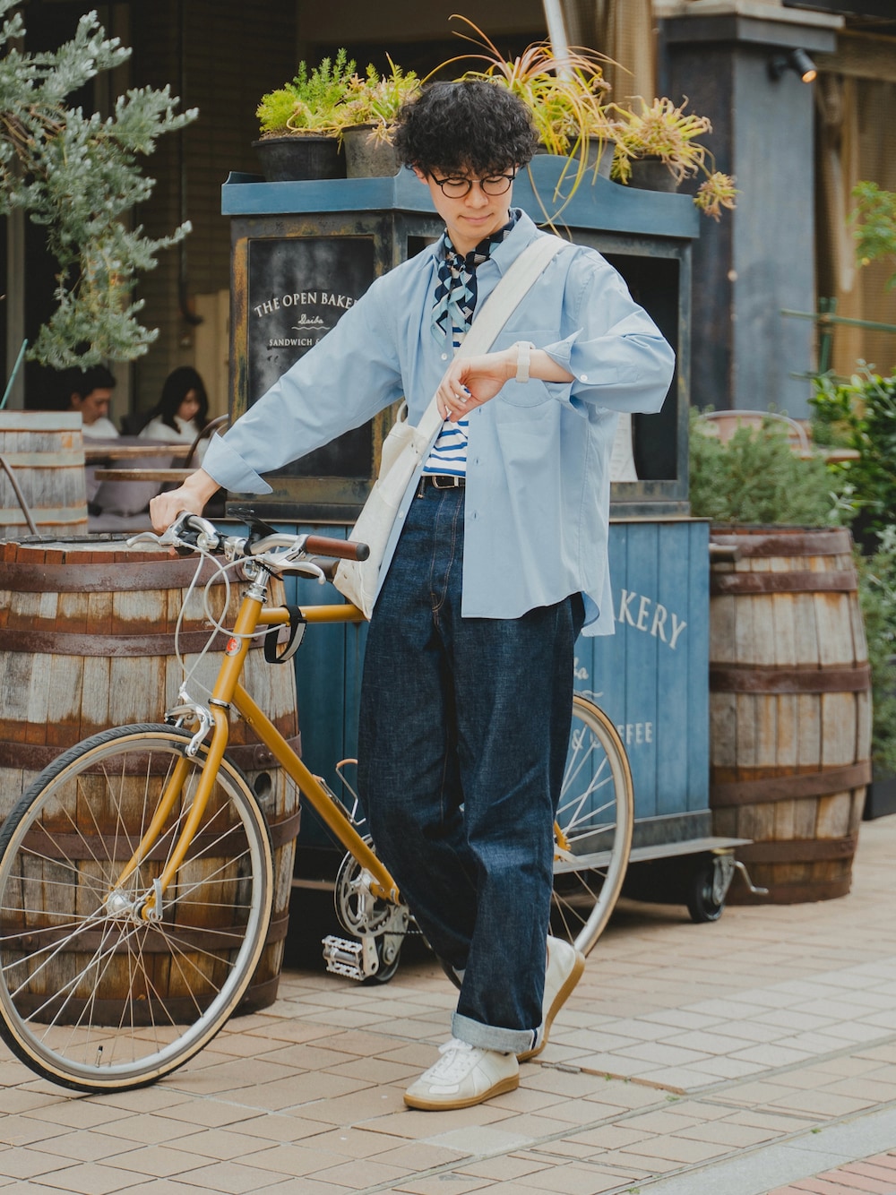 「スカーフ、メガネ男子、シャツスタイル、シャツ、ボーダー、デニム、ワイドデニム、デニムパンツ、白スニーカー、さらっと晴れやかスナップ、夏だ！Tシャツ着よう！、きれいめカジュアル、ショルダーバッグ、夏コーデ、FUDGE」｜「UNFOLKの#-25 Hand print silk scarf / 2023aw / サイズ F（バンダナ/スカーフ、ブルー系）」を使った、三木 克海さん（メンズ・175cm）の夏コーディネートの1枚目の写真