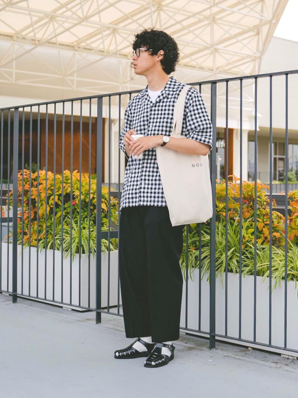 「メガネ男子、ダテメガネ、ギンガムチェック、チェックシャツ、シャツスタイル、オープンカラーシャツ、モノトーン、スラックス、ワイドスラックス、グルカサンダル、トートバッグ、休日スタイル、きれいめカジュアル、リネン、夏コーデ」｜「URBAN RESEARCH DOORSの『UR TECH 高機能リネン』リネンオープンカラーシャツ（シャツ/ブラウス、その他）」を使った、三木 克海さん（メンズ・175cm）の夏コーディネートの1枚目の写真