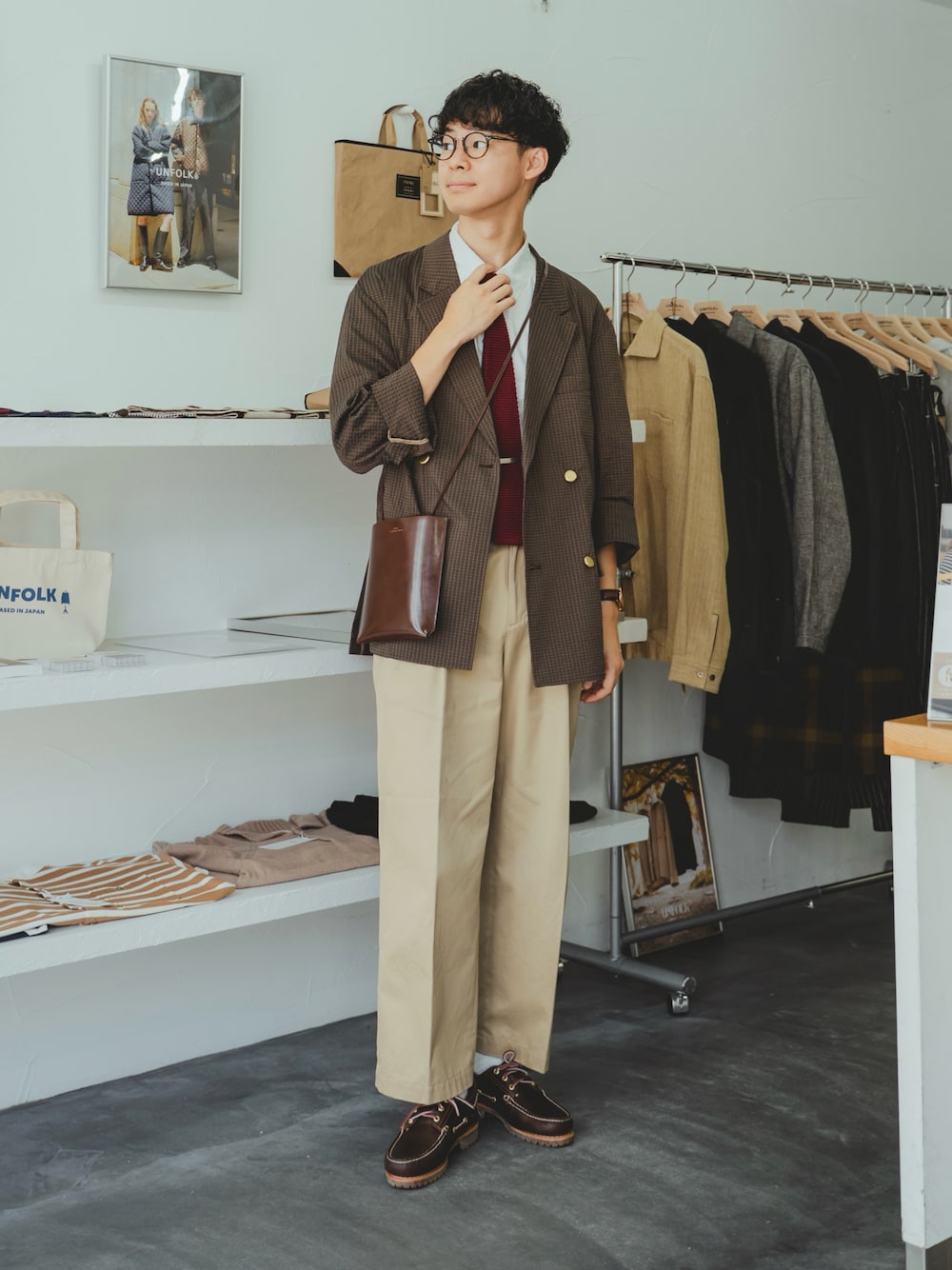 「メガネ男子、ネクタイ、タイドアップ、ニットタイ、ブレザー、ジャケット、タックイン、チノパン、ワイドパンツ、革靴、サコッシュ、fugde、FUDGE、きれいめカジュアル、トラッド」｜「Timberlandの【定番】メンズ スリーアイ(3eye) クラシックラグ（モカシン/デッキシューズ、ブラウン系）」を使った、三木 克海さん（メンズ・175cm）の夏コーディネートの1枚目の写真