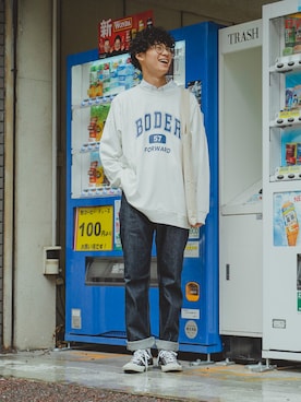 「MONO-MART（モノマート）のシルケットライク天竺 オーバーサイズイラストプリントL/Sカットソー/バックプリント（Tシャツ/カットソー）」を使った、三木 克海さん（メンズ・175cm）の秋コーディネート