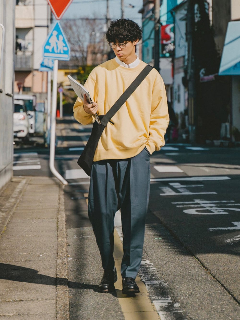 「メガネ男子、スウェット、カラーパレット、UNIQLO、シャツスタイル、トレーナー、スラックス、ワイドスラックス、ワイドパンツ、レースアップシューズ、革靴、ショルダーバッグ、シンプルコーデ、きれいめカジュアル、春コーデ」｜「EMMA CLOTHESのTRストレッチスーツ地 ワンタック テーパードセミワイドパンツ EMMA CLOTHES 2022 Spring（スラックス、ブルー系）」を使った、三木 克海さん（メンズ・175cm）の冬コーディネートの1枚目の写真