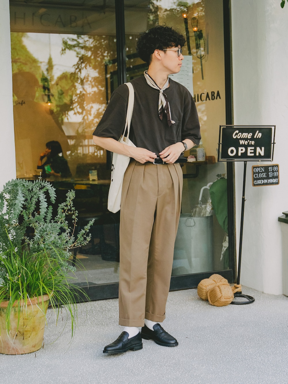 「メガネ男子、スカーフ、シルクスカーフ、タックイン、スラックス、黒Tシャツ、Tシャツ、ワイドパンツ、きれいめカジュアル、夏コーデ、ローファー、トートバッグ、ビッグシルエット、FUDGE、トラッド」｜「UNFOLKの#-14 Hand print silk scarf（バンダナ/スカーフ、ブラック系）」を使った、三木 克海さん（メンズ・175cm）の夏コーディネートの1枚目の写真