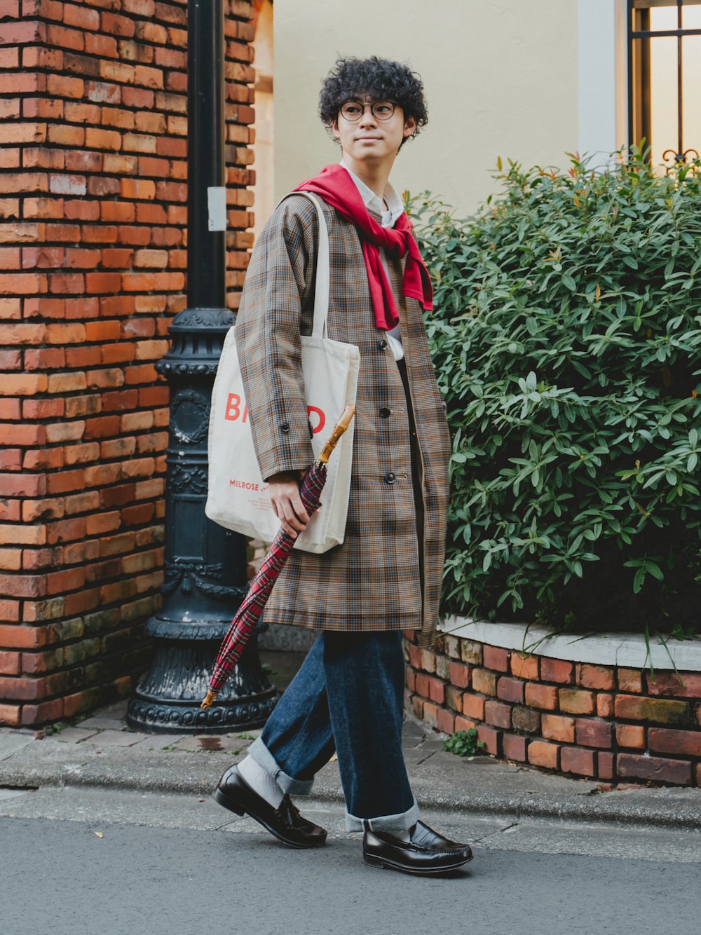 「肩掛けカーデ、メガネ男子、シャツスタイル、チェックコート、ノーカラーコート、デニムパンツ、アナトミカ、ローファー、トートバッグ、トラッド、きれいめカジュアル、FUDGE、冬アウター、ロングコート、最近のいい感じコーデ」｜「UNFOLKの#-27 Reversible nocollar coat / 2024AW / サイズ2（ノーカラーコート、ベージュ系）」を使った、三木 克海さん（メンズ・175cm）の秋コーディネートの1枚目の写真