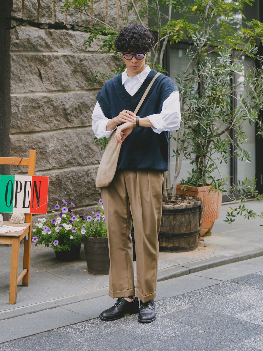 「メガネ男子、めがね、レイヤードスタイル、白シャツ、シャツスタイル、スラックス、ワイドスラックス、柄ソックス、革靴、ショルダーバッグ、秋コーデ、ビッグシルエット、ベージュ、きれいめカジュアル、シンプルコーデ」｜「markaの30/10 swittzer knit preppy vest / 2019aw / サイズ 1（ベスト、ブラック系）」を使った、三木 克海さん（メンズ・175cm）の秋コーディネートの1枚目の写真