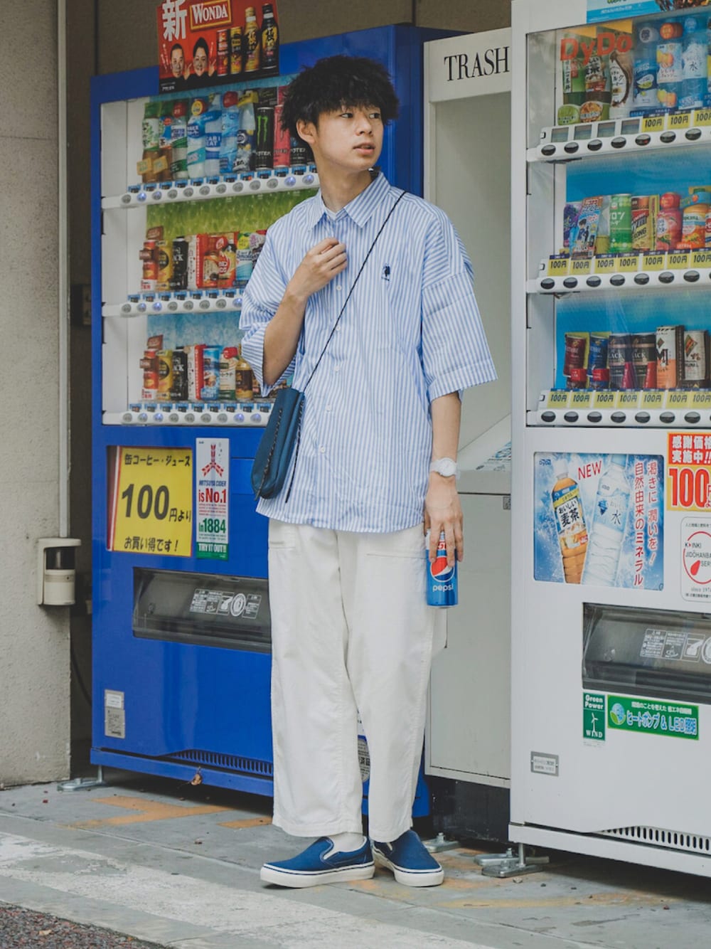 「ストライプ、ストライプシャツ、チノパン、ワイドパンツ、白パンツ、スリッポン、ミニバッグ、サコッシュ、夏コーデ、COOLなこのコが仲間入り」｜「U.S. POLO ASSN.のU.S. POLO ASSN. /ユーエスポロアッスン 別注 ワンポイント刺繍ロゴ オーバーサイズ SS レギュラーカラーシャツ（シャツ/ブラウス、その他）」を使った、三木 克海さん（メンズ・175cm）の夏コーディネートの1枚目の写真