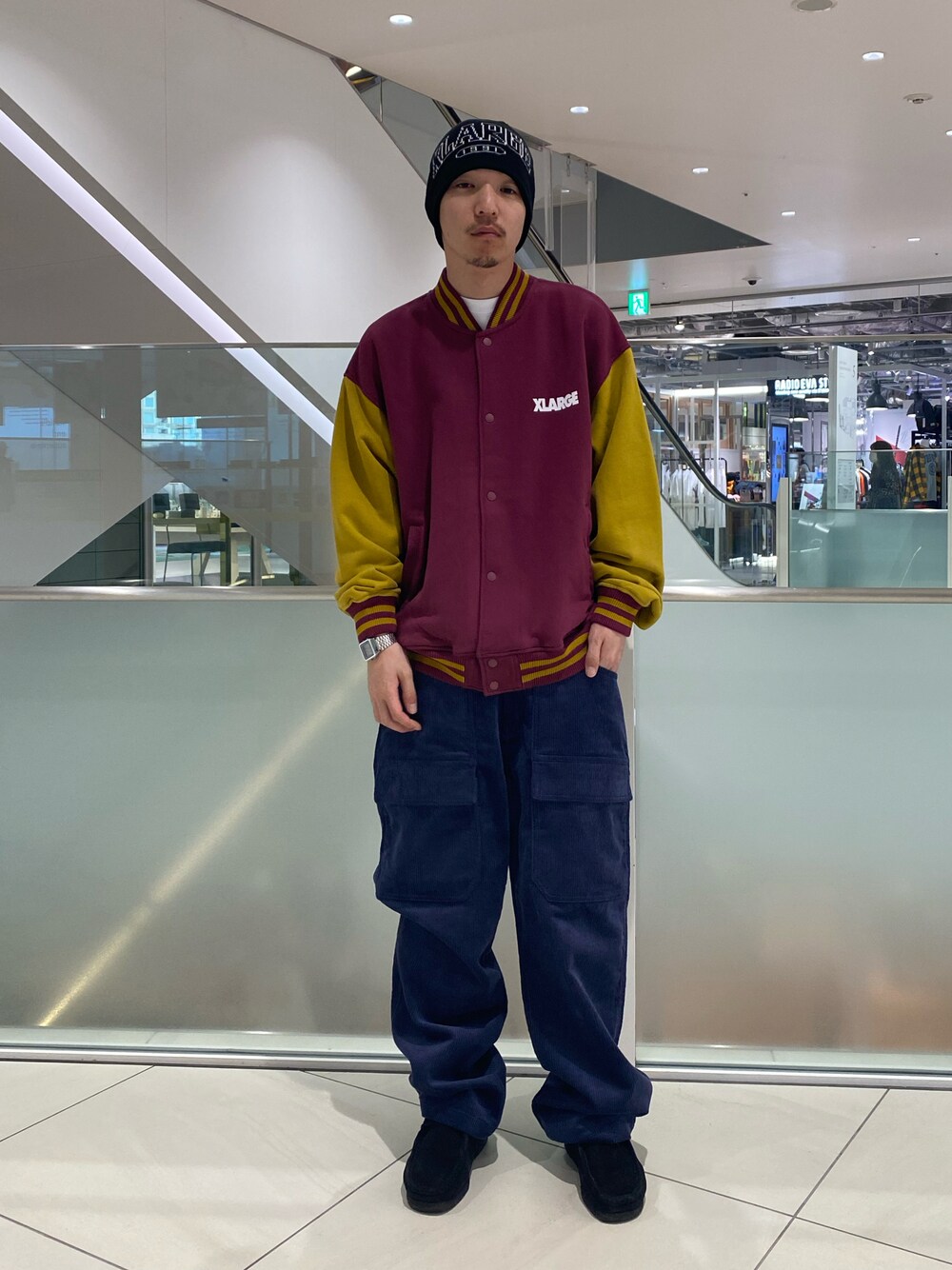 「だから秋服が好き」｜「XLARGEのCORDUROY BAKER PANTS（その他パンツ、ブルー系）」を使った、藤田敬哉さん（メンズ・167cm）の秋コーディネートの1枚目の写真