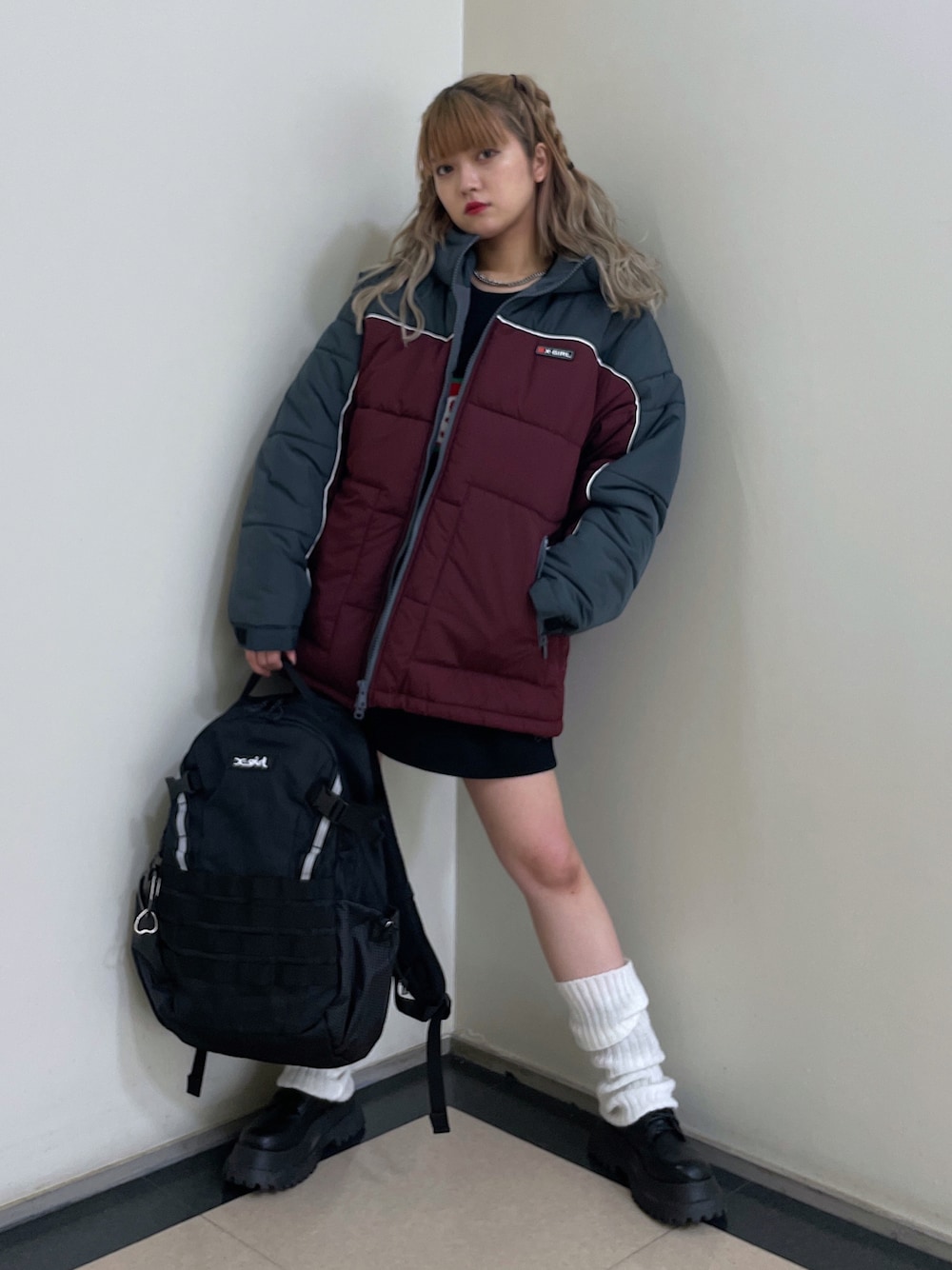 レッド系のその他アウター、ブラック系のバックパック/リュックを着用したレディースの秋コーディネートの1枚目の写真