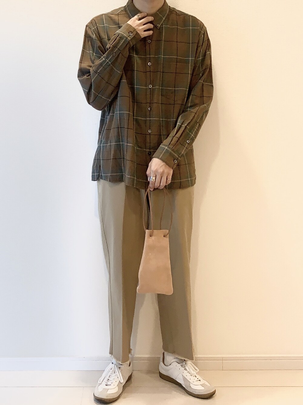 「秋コーデ、チェックシャツ、チノパン、シンプル、低身長コーデ、シンプルコーデ、カジュアルコーデ、スニーカー、Steven Alan、巾着バッグ、低身長、今日のコーデ、ラフ、ワイドパンツ、シルバーアクセサリー」｜「Steven Alanの＜AMIACALVA＞ DRAWST BAG/バッグ（ショルダーバッグ、ベージュ系）」を使った、すけさん（メンズ・165cm）の秋コーディネートの1枚目の写真