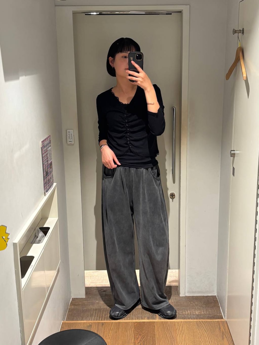 ブラック系のカーディガン/ボレロ、グレー系のスウェットパンツを着用したレディースの夏コーディネートの1枚目の写真