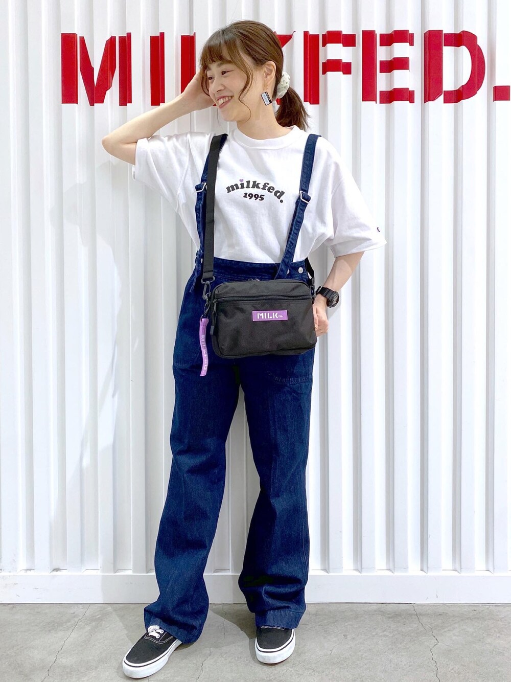 「お出かけコーデ、ラクチンコーデ、着回しコーデ、スニーカーコーデ、低身長、ootd、白Tシャツ、ロゴT、オーバーオール、おしゃれさんと繋がりたい、MILKFED.、低身長コーデ、チャンピオン」｜「MILKFED.のMILKFED x CHAMPION COOPER SS TEE（Tシャツ/カットソー、ホワイト系）」を使った、よねちゃんさん（レディース・148cm）の春コーディネートの1枚目の写真