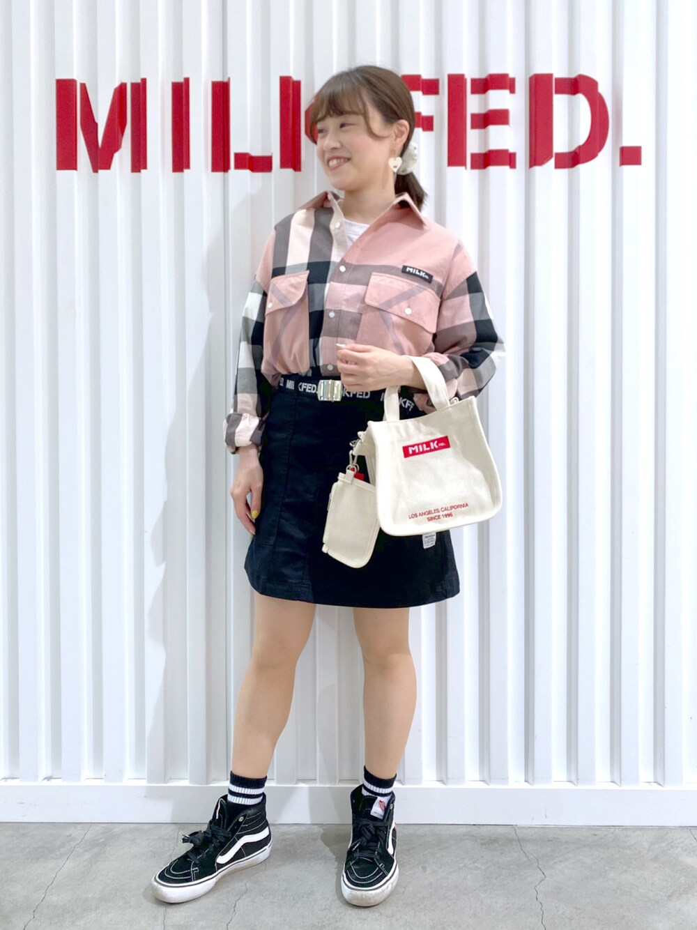 「オトナ女子、休日スタイル、ゆるコーデ、大人かわいい、今日のコーデ、春、大人ガーリー、おしゃれさんと繋がりたい、スニーカー、カジュアルコーデ、低身長、スカート、MILKFED.、シャツ」｜「MILKFED.の【定番】COOPER LOGO MINI SHOULDER BAG（ショルダーバッグ、レッド系）」を使った、よねちゃんさん（レディース・148cm）の春コーディネートの1枚目の写真