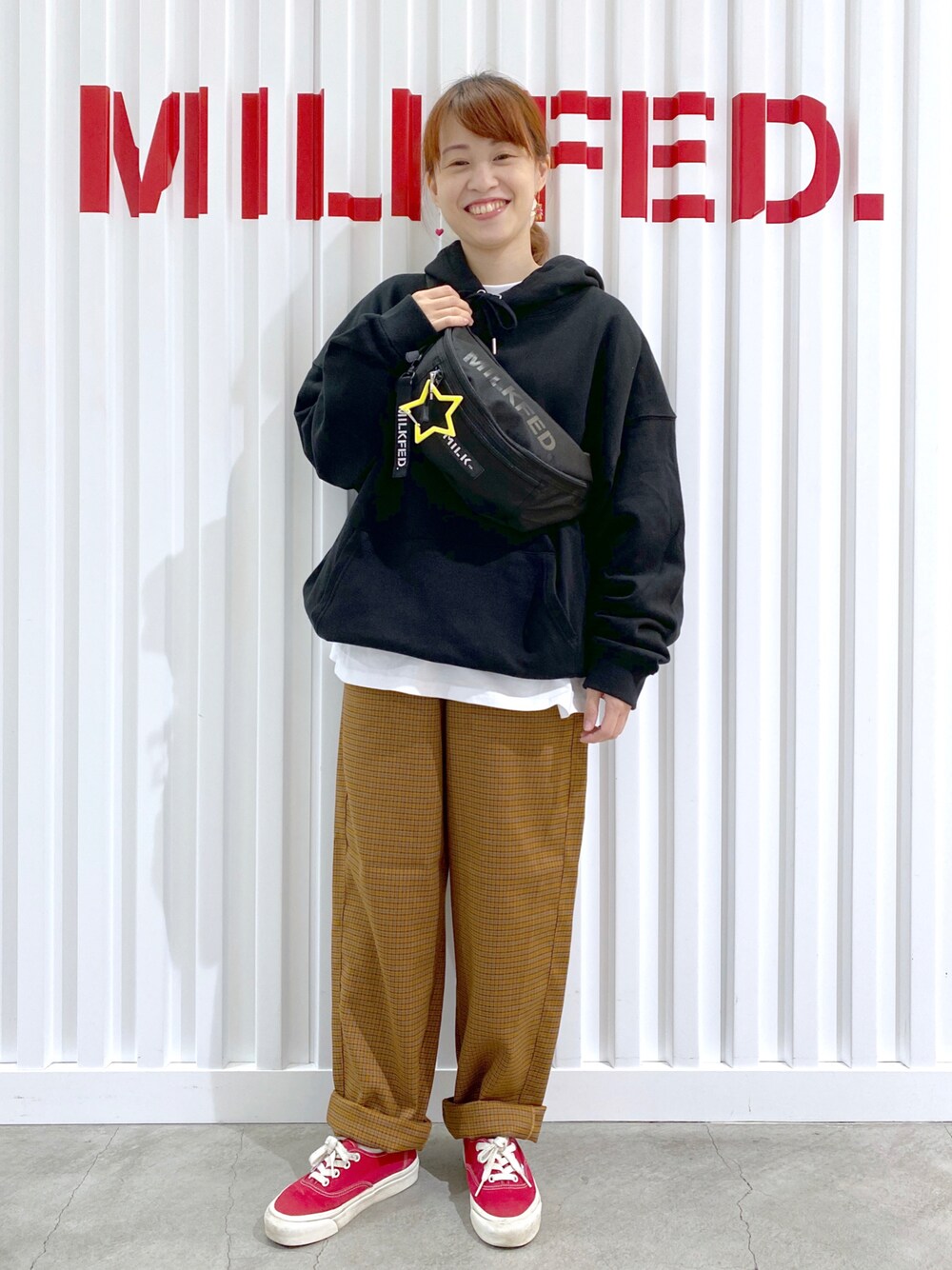 「秋のコーデ、秋服準備はじめました、ラクチンコーデ、秋トレンド2021、カジュアル、秋カラー、オーバーサイズ、ootd、いいね、save、フォローお願いします🤑、ゆるコーデ、休日スタイル、パンツスタイル、ストリート、MILKFED.、低身長」｜「MILKFED.のARCH LOGO BIG SWEAT HOODIE（パーカー、ブラック系）」を使った、よねちゃんさん（レディース・148cm）の秋コーディネートの1枚目の写真