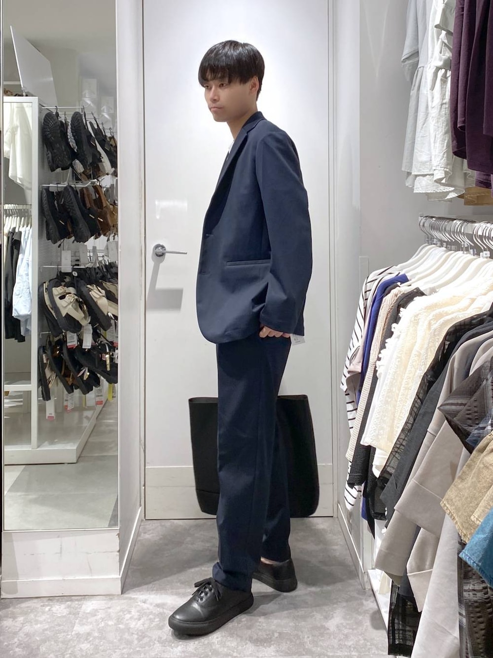 「カジュアル、ベーシック/シンプル、きれいめ、セールコーデ、オーバーサイズ、アウトドア、GLOBAL WORK、シンプルコーデ、シンプル、秋コーデ、アウター、ジャケット、Tシャツ、トートバッグ、パンツ」｜「GLOBAL WORKの軽量ジャストポケットA4トート/115584（トートバッグ、ブラック系）」を使った、onkitiさん（メンズ・170cm）の秋コーディネートの1枚目の写真