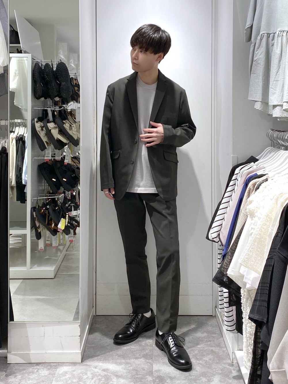 「アウター、ジャケット、ニット、and STセール、パンツ、カジュアル、ベーシック/シンプル、きれいめ、セールコーデ、オーバーサイズ、アウトドア、GLOBAL WORK、シンプルコーデ、シンプル、秋コーデ」｜「GLOBAL WORKのらくごこちフィットソックス/ミドル/283172（ソックス/靴下、ホワイト系）」を使った、onkitiさん（メンズ・170cm）の夏コーディネートの1枚目の写真