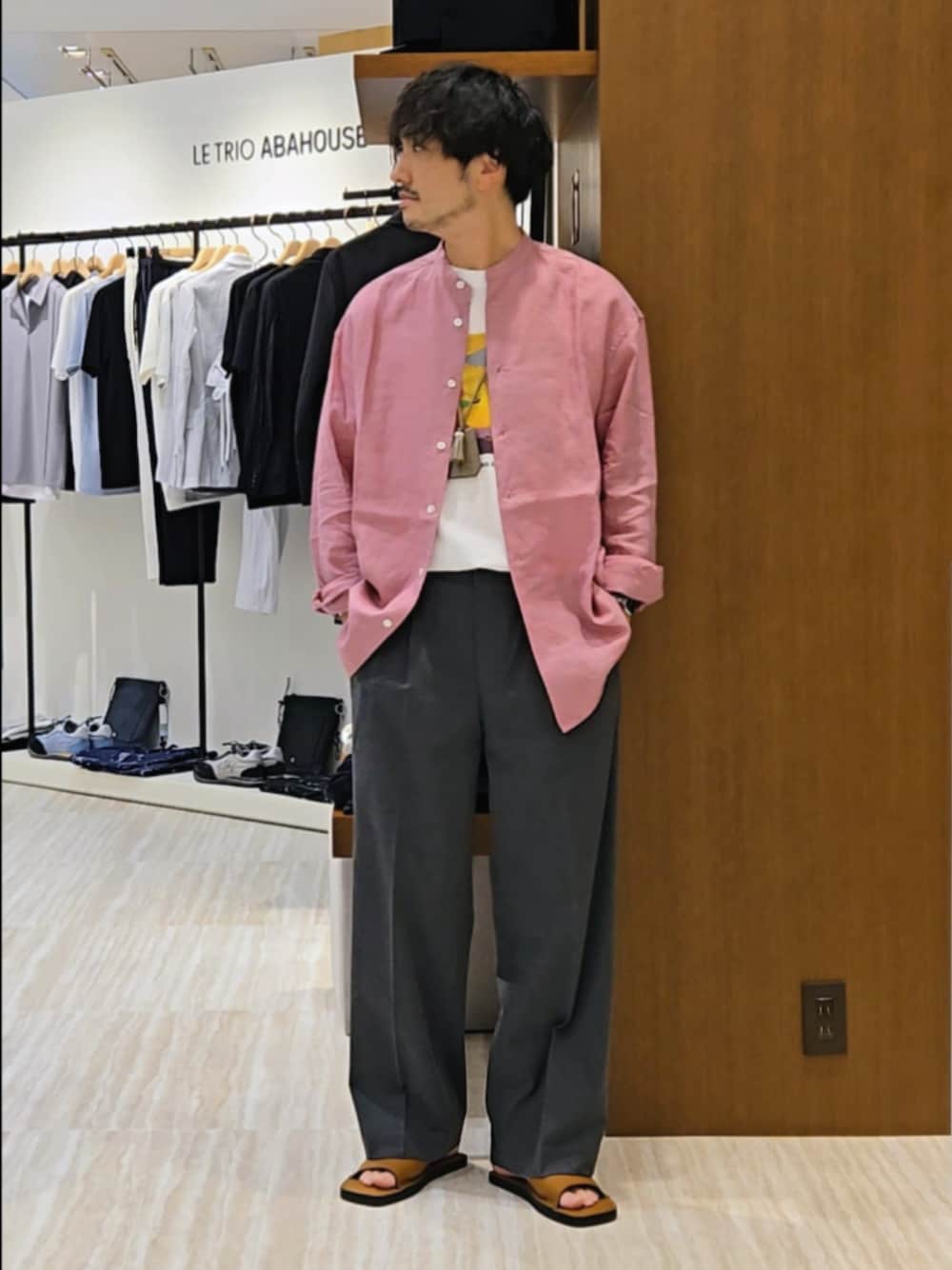ピンク系のシャツ/ブラウス、ホワイト系のTシャツ/カットソー、グレー系のスラックスを着用したメンズの夏コーディネートの1枚目の写真