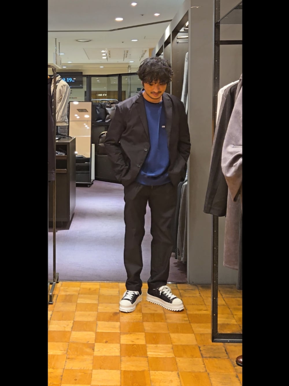 ブラック系のセットアップ、ブラック系のその他パンツを着用したメンズの秋コーディネートの1枚目の写真