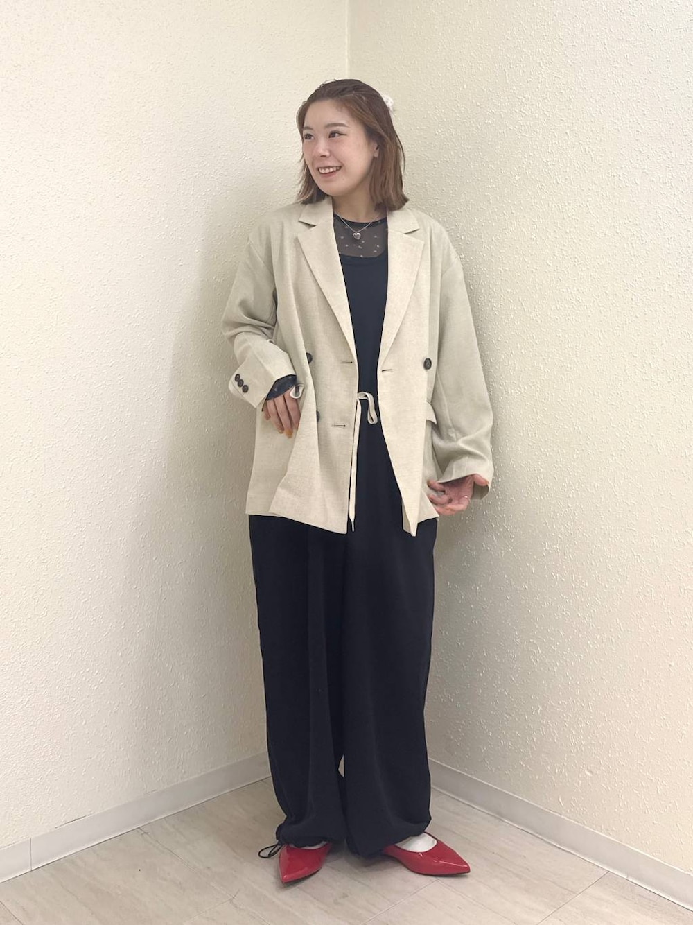 レッド系のパンプス、ブルー系のTシャツ/カットソー、ベージュ系のその他アウターを着用したレディースの春コーディネートの1枚目の写真