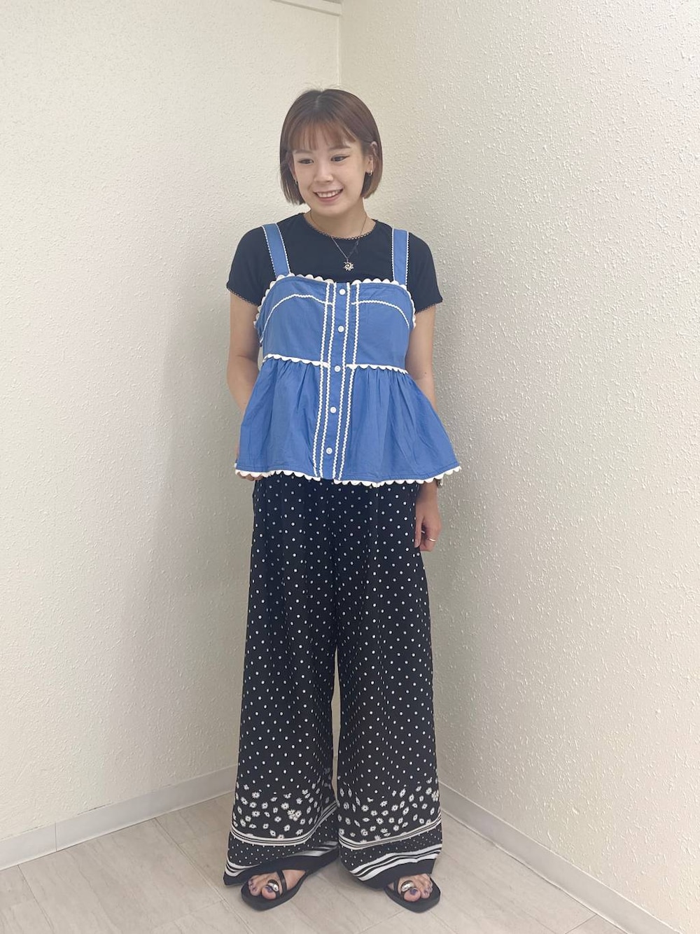 ブラック系のサンダル、ブルー系のキャミソール、ブラック系のTシャツ/カットソーを着用したレディースの夏コーディネートの1枚目の写真