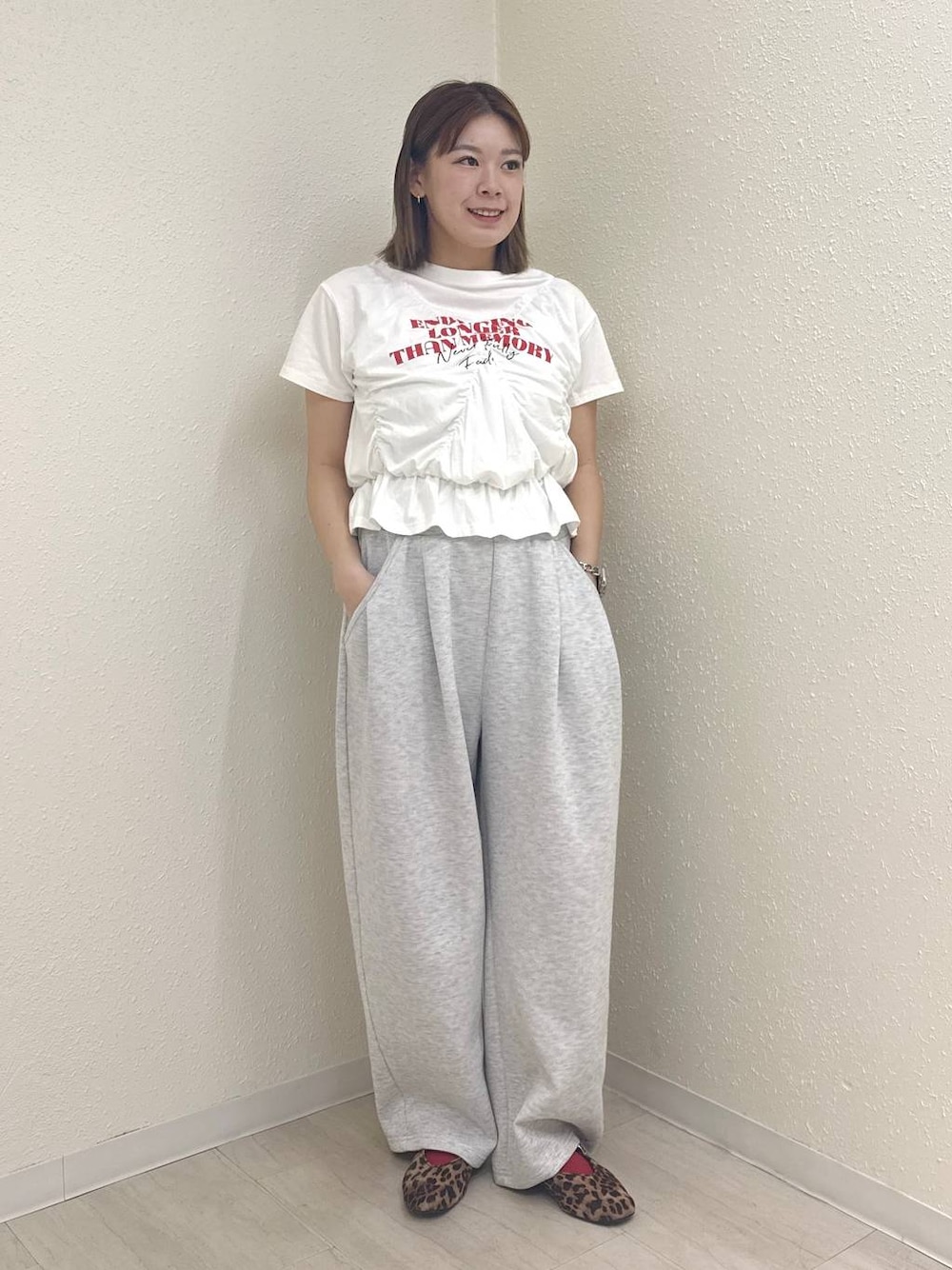 グレー系のスウェットパンツ、ホワイト系のTシャツ/カットソーを着用したレディースの春コーディネートの1枚目の写真