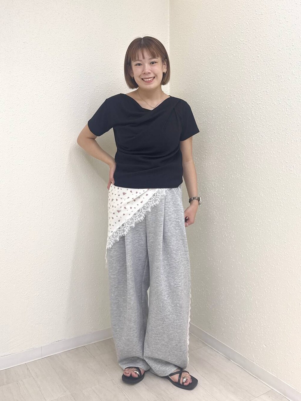ブラック系のTシャツ/カットソー、グレー系のスウェットパンツ、ブラック系のサンダルを着用したレディースの夏コーディネートの1枚目の写真