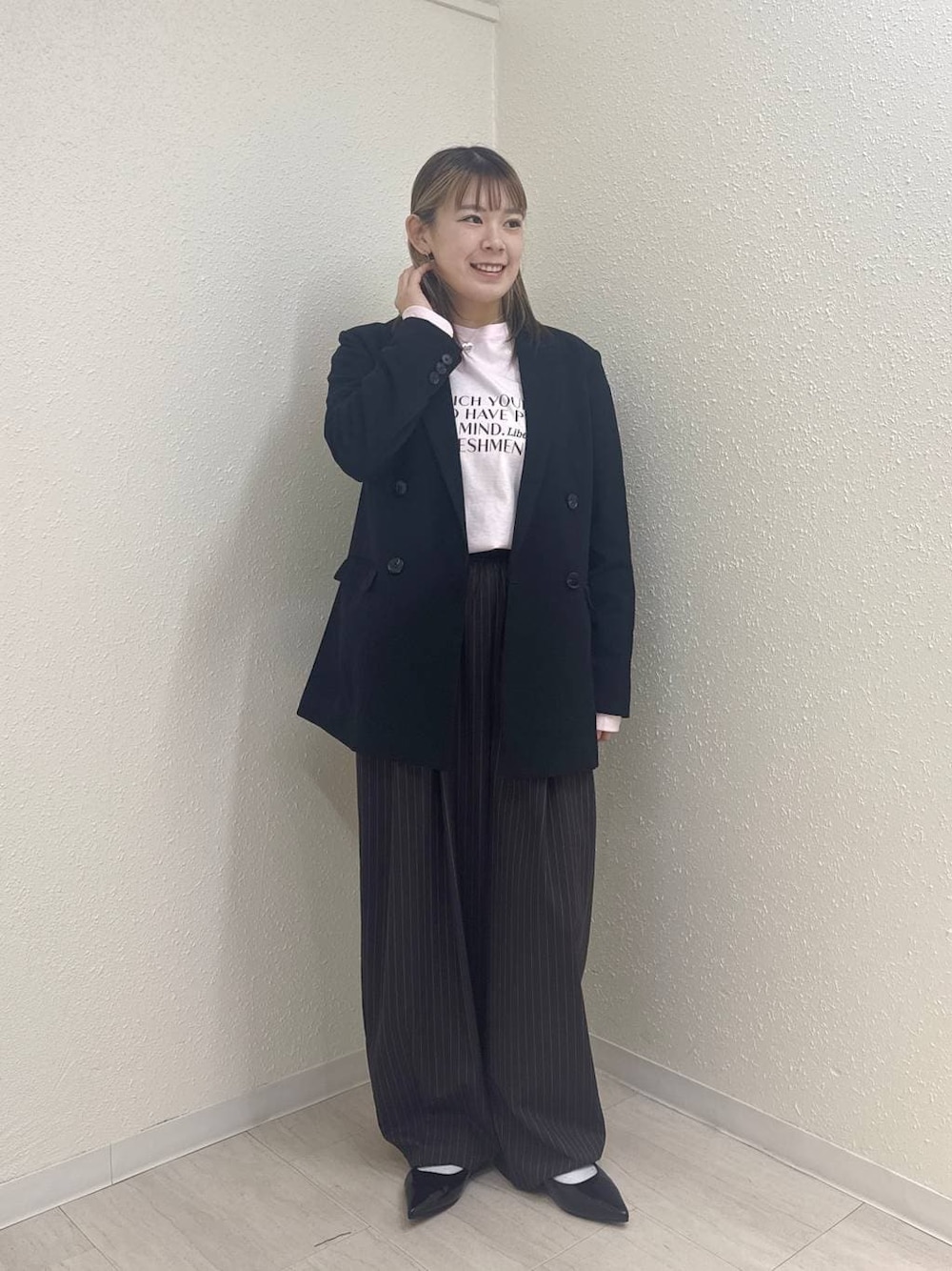 ブルー系のその他パンツ、ブラック系のパンプス、ブラック系のテーラードジャケットを着用したレディースの冬コーディネートの1枚目の写真