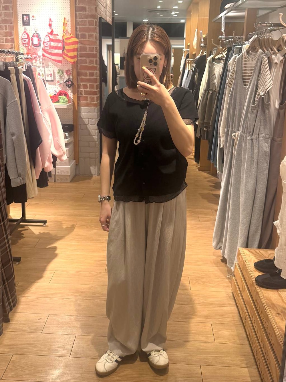 ホワイト系のその他パンツ、ブラック系のTシャツ/カットソーを着用したレディースの春コーディネートの1枚目の写真