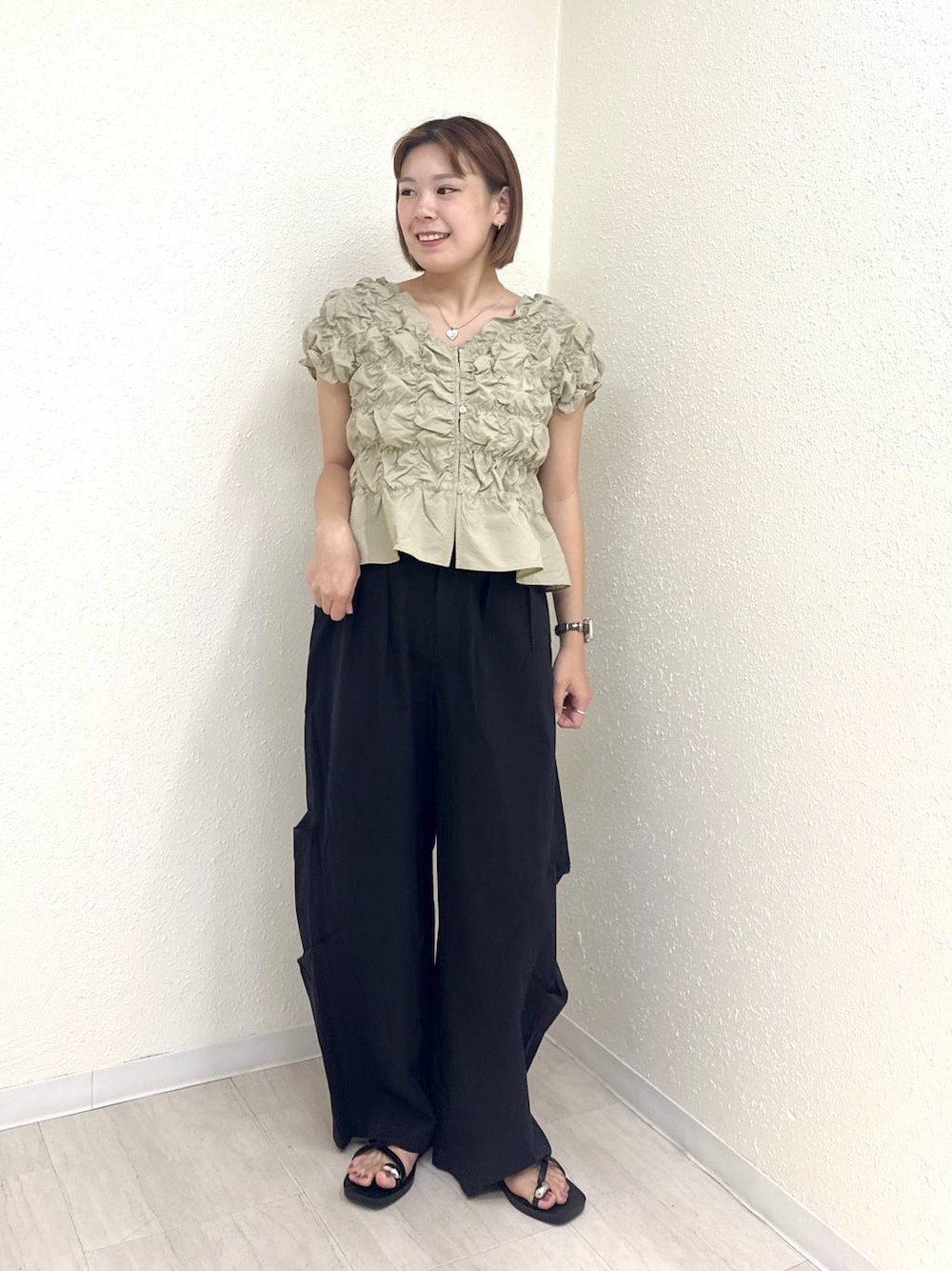 ベージュ系のシャツ/ブラウス、ブラック系のその他パンツ、ブラック系のサンダルを着用したレディースの夏コーディネートの1枚目の写真