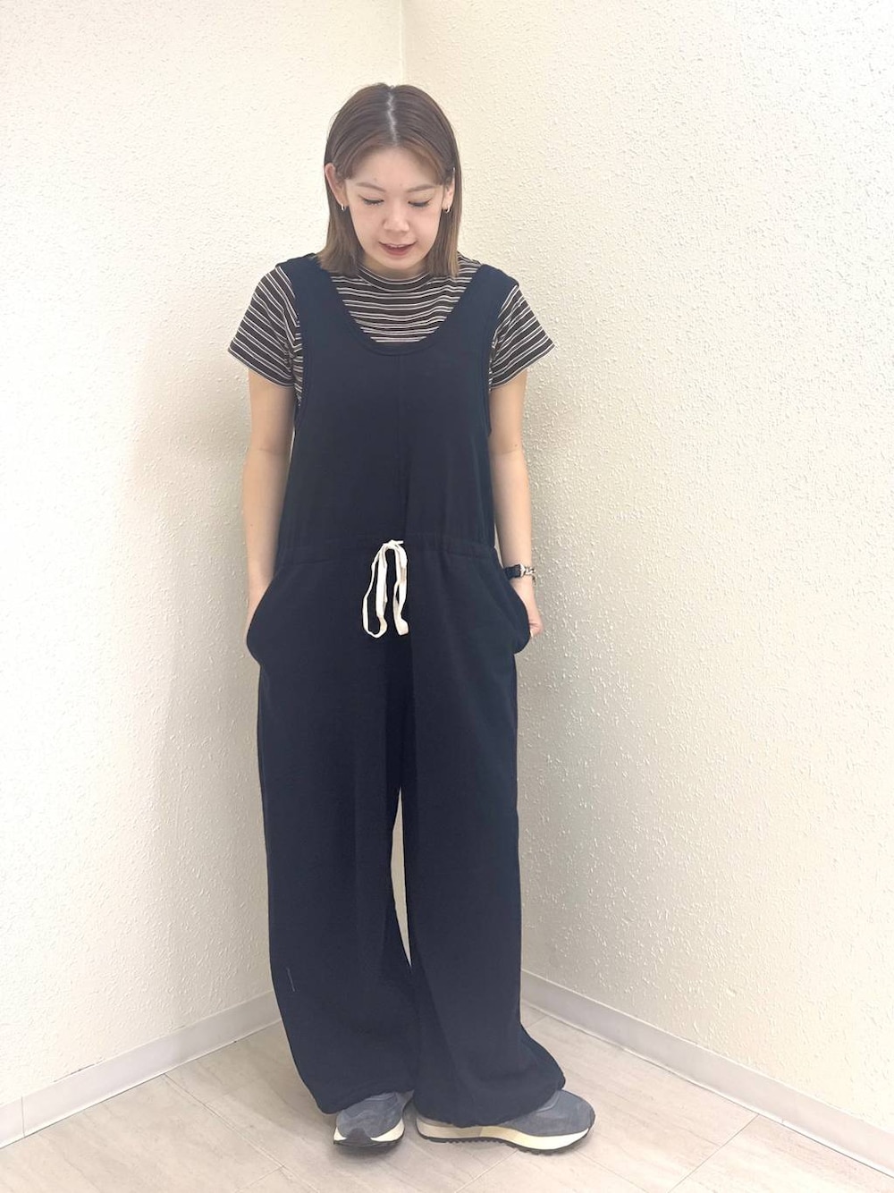 ブラウン系のTシャツ/カットソー、ブラック系のサロペット/オーバーオールを着用したレディースの春コーディネートの1枚目の写真