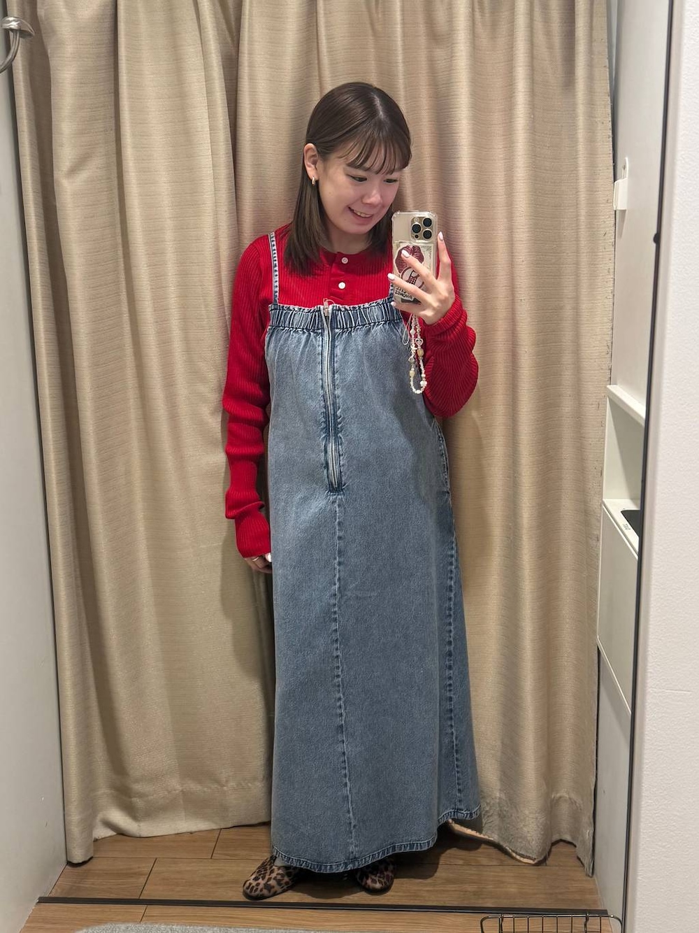 ブルー系のワンピース、ブラック系のブルゾン、レッド系のTシャツ/カットソーを着用したレディースの冬コーディネートの1枚目の写真